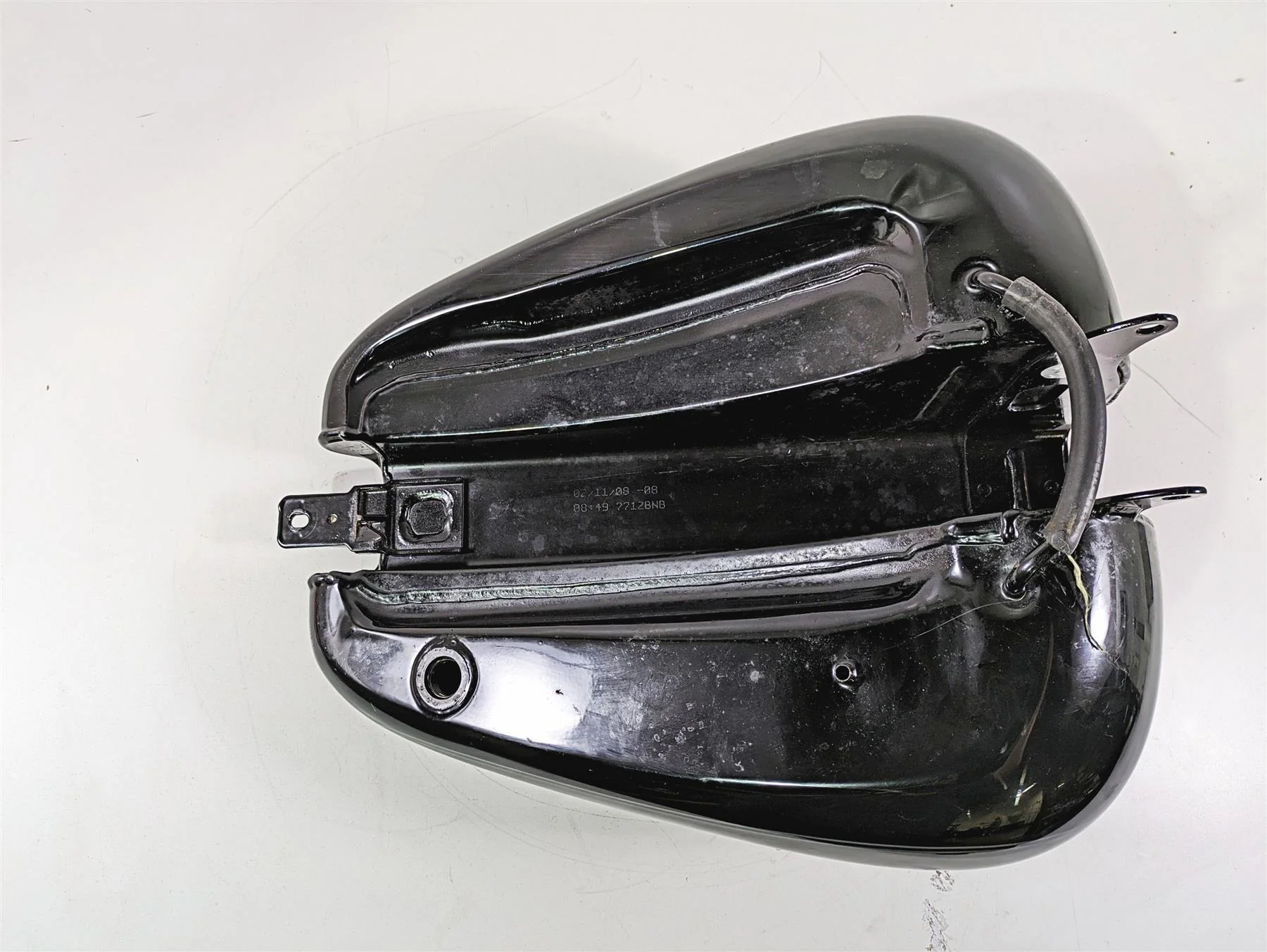2008 Harley FLSTC Softail Heritage Fuel Gas Petrol Tank 5 Gallon - Read 61000800 - Image 12