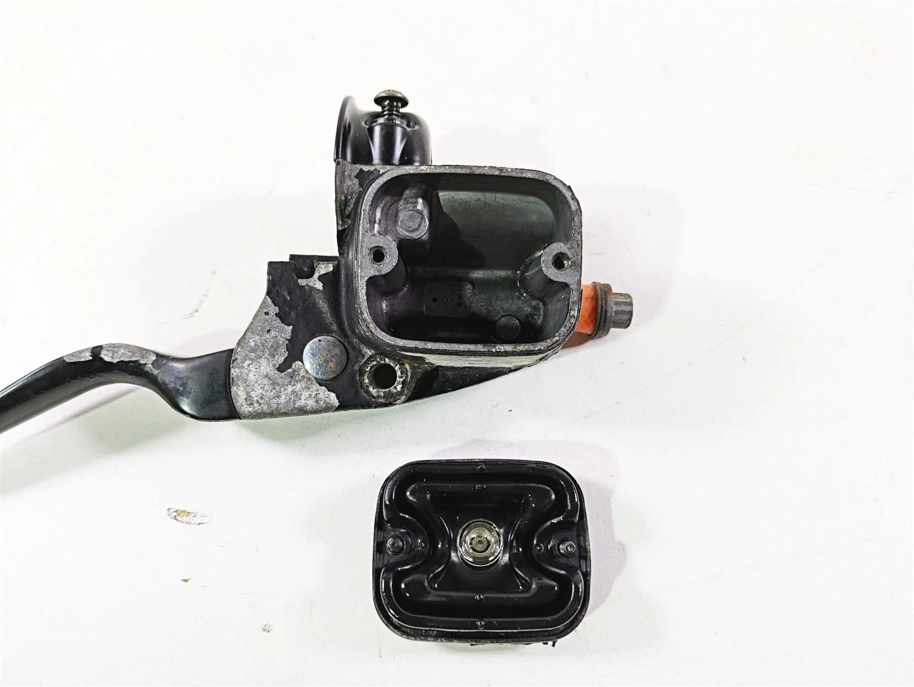 2008 Harley FLSTSB Cross Bones Front Master Cylinder 9/16" Bore 45019-08C - Image 2