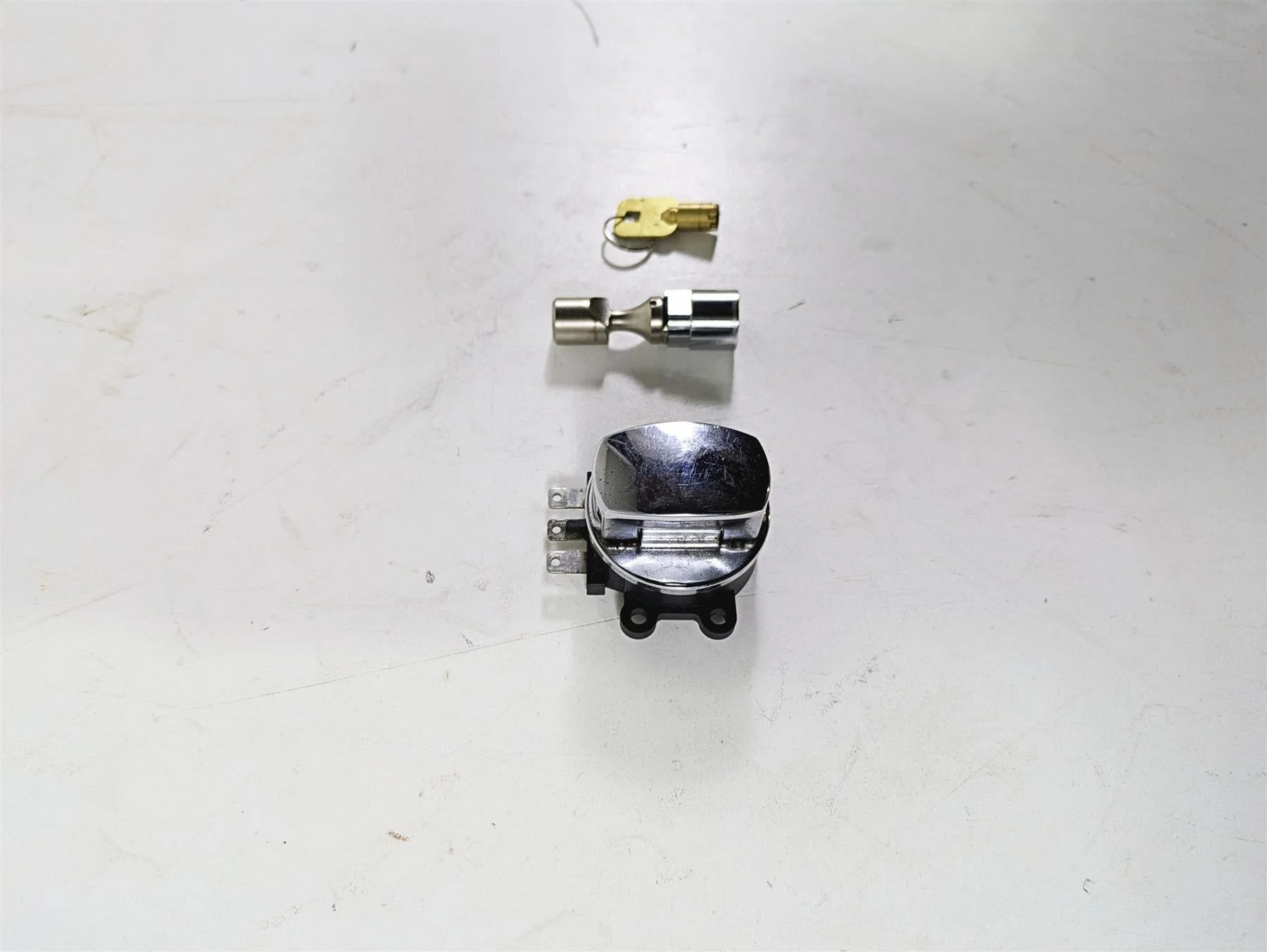 2008 Harley FLSTSB Cross Bones Ignition Switch Key Lock Set 71450-04 - Image 2