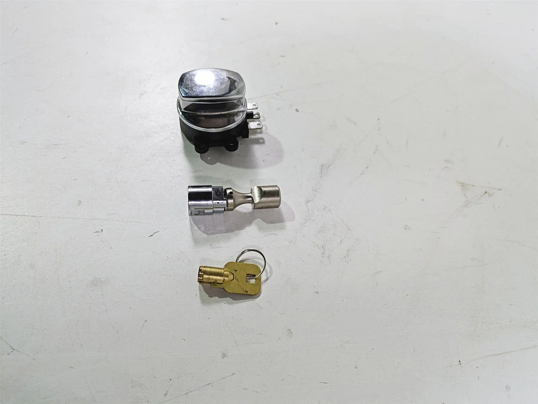 2008 Harley FLSTSB Cross Bones Ignition Switch Key Lock Set 71450-04 - Image 3