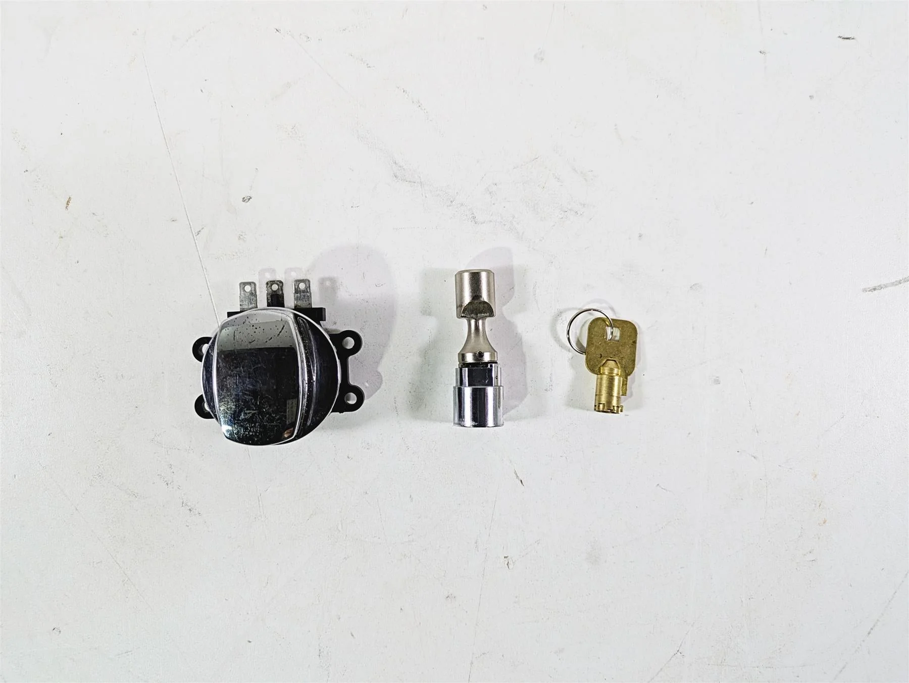 2008 Harley FLSTSB Cross Bones Ignition Switch Key Lock Set 71450-04 - Image 4
