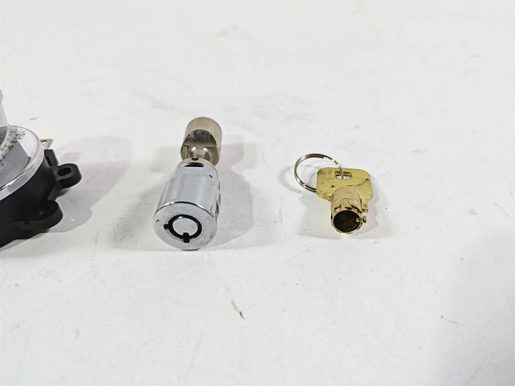 2008 Harley FLSTSB Cross Bones Ignition Switch Key Lock Set 71450-04 - Image 5