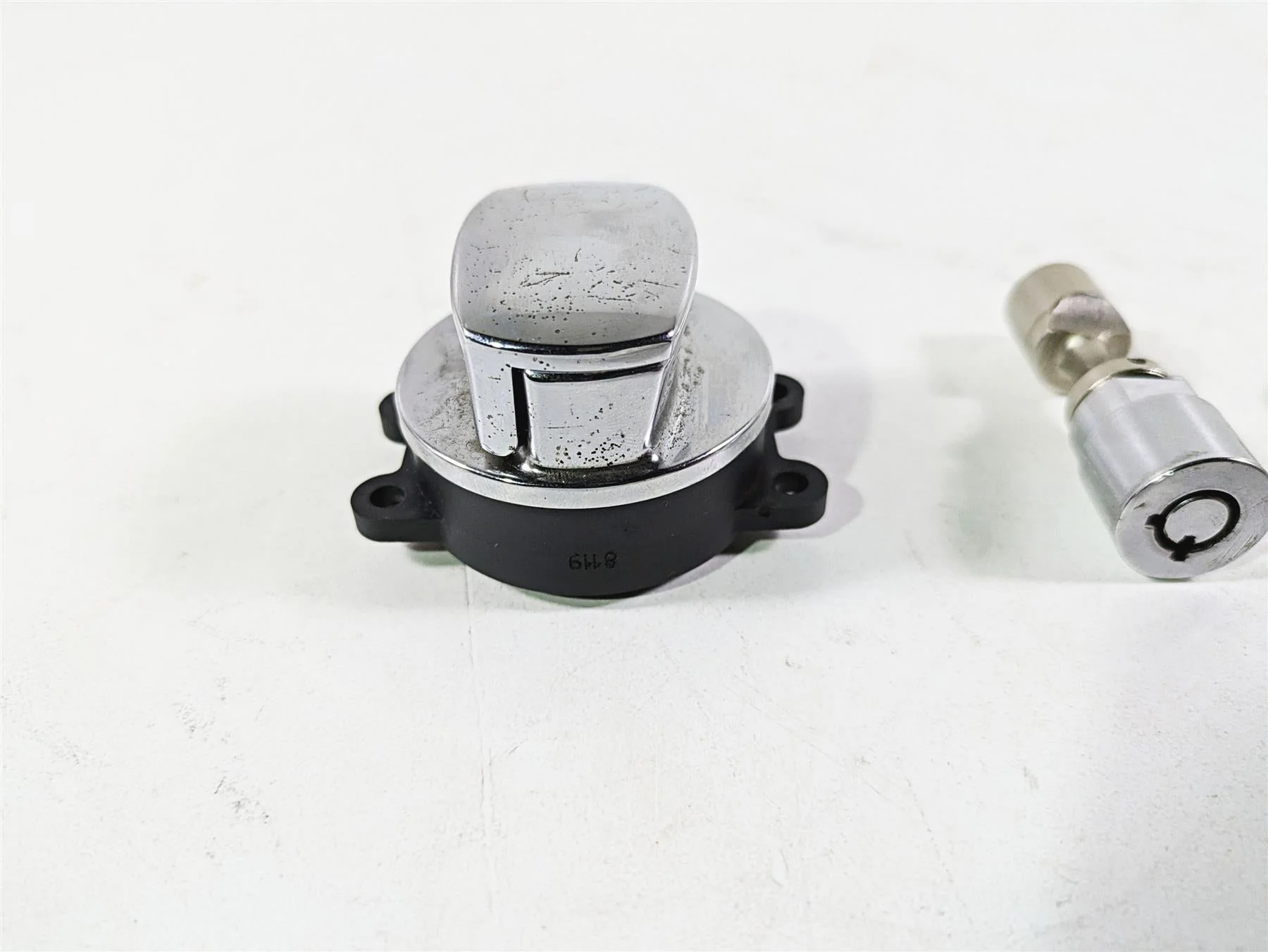 2008 Harley FLSTSB Cross Bones Ignition Switch Key Lock Set 71450-04 - Image 6