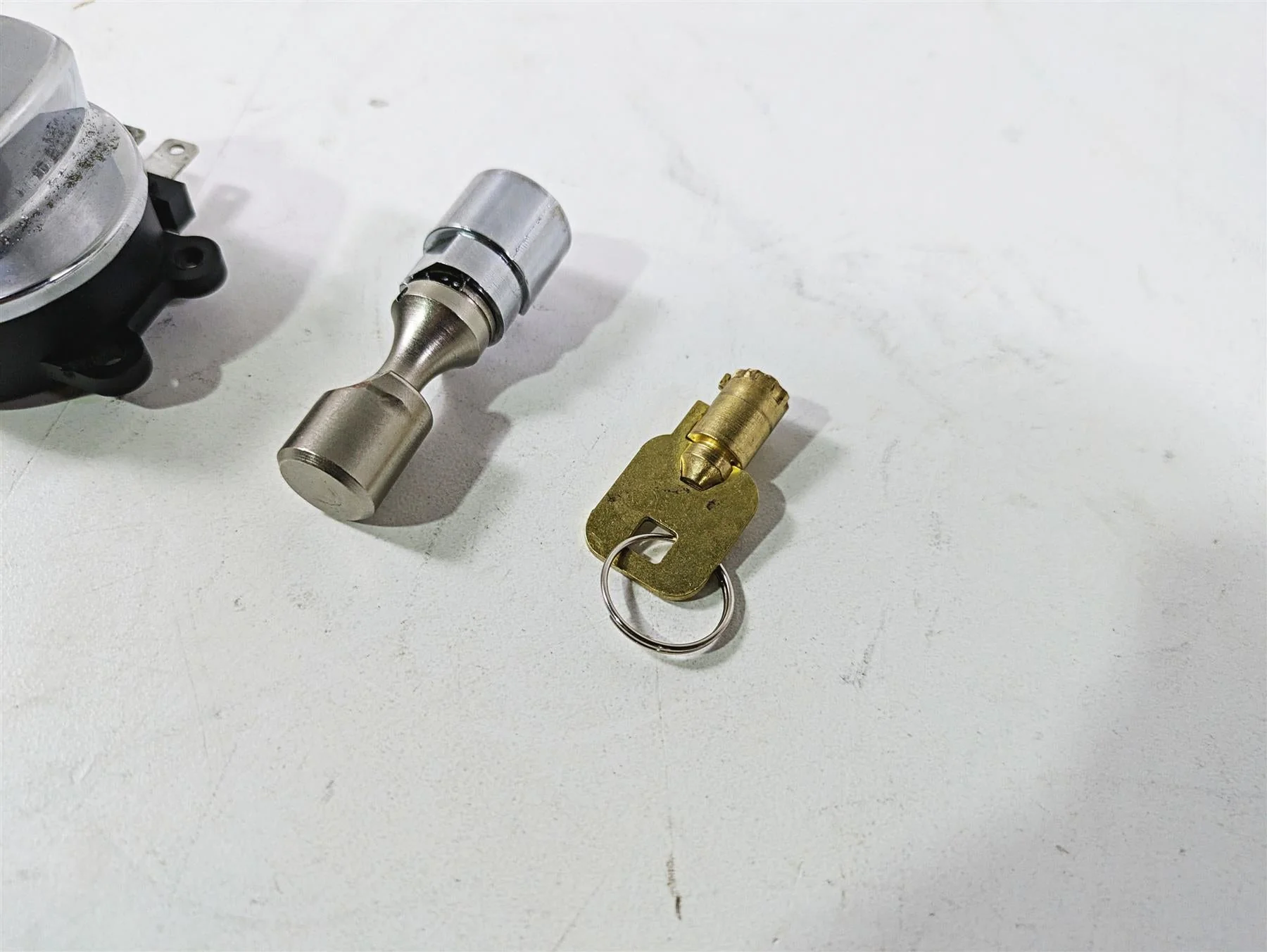 2008 Harley FLSTSB Cross Bones Ignition Switch Key Lock Set 71450-04 - Image 7