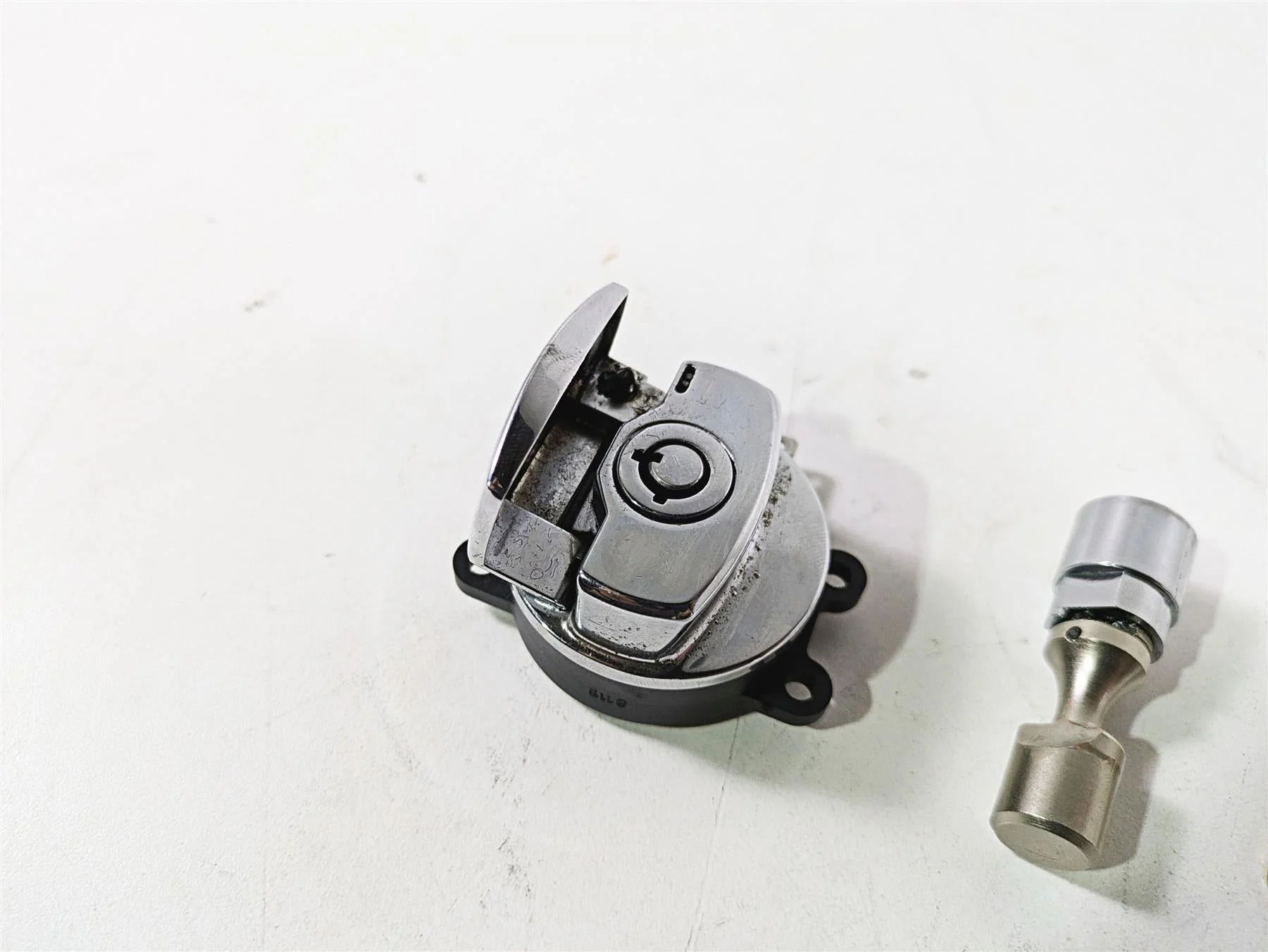 2008 Harley FLSTSB Cross Bones Ignition Switch Key Lock Set 71450-04 - Image 8
