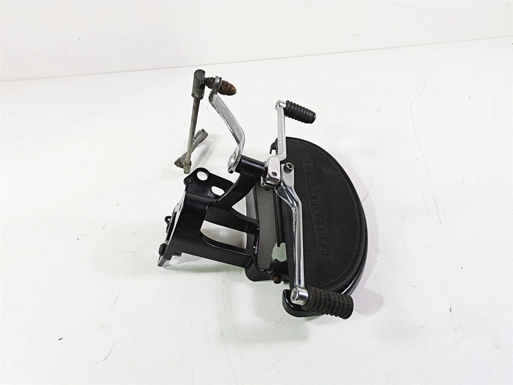 2008 Harley FLSTSB Cross Bones Left Floorboard & Shifter Set 33630-07A 33895-82E - Image 3