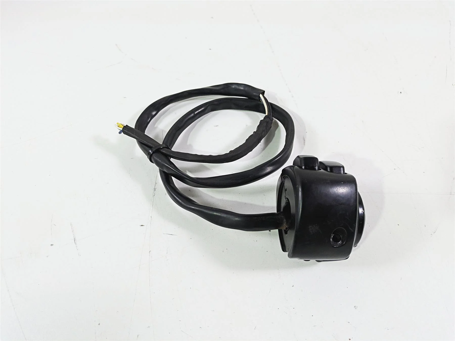 2008 Harley FLSTSB Cross Bones Left Hand Control Switch -No Plug 71682-06A - Image 3