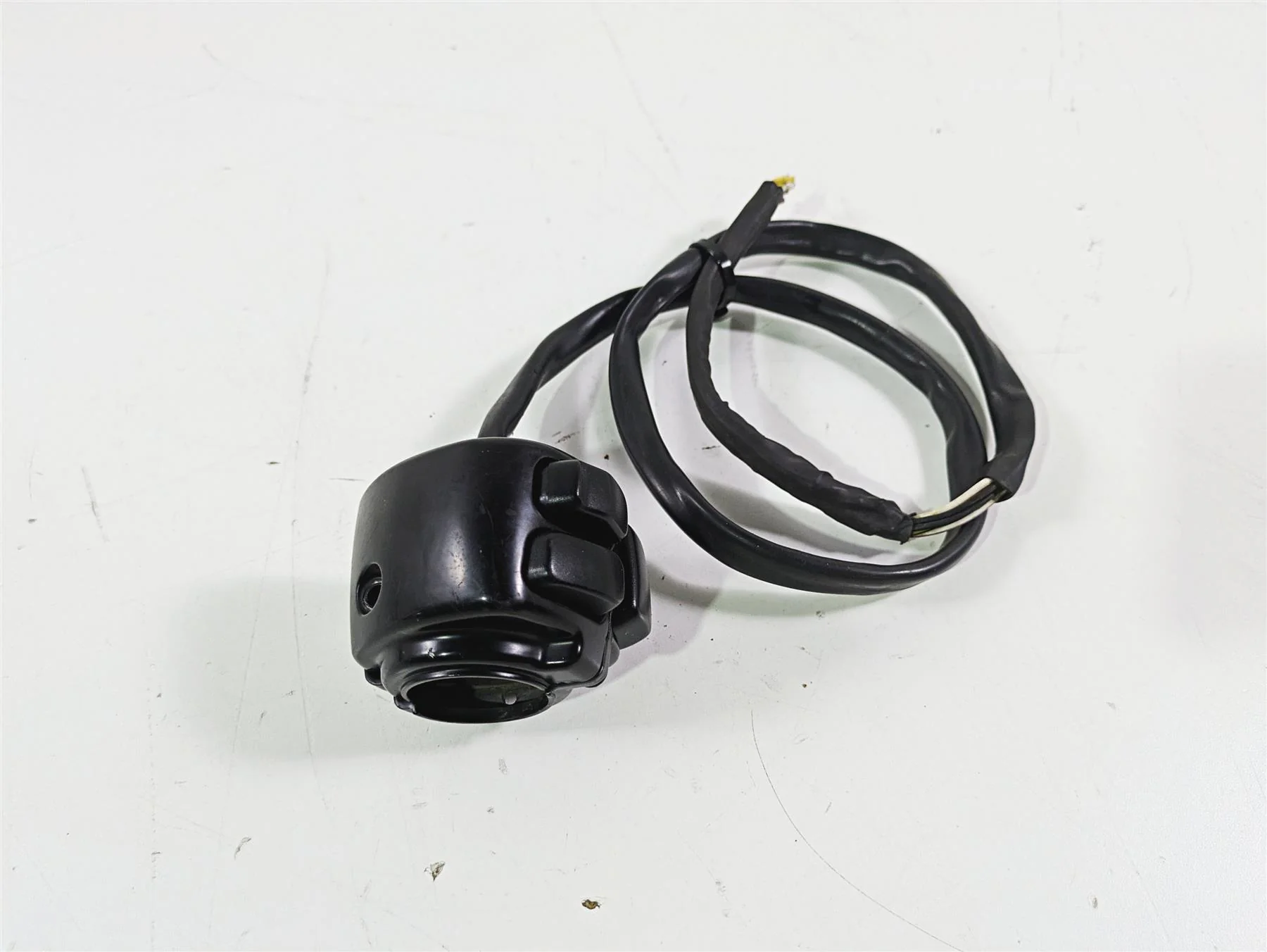 2008 Harley FLSTSB Cross Bones Left Hand Control Switch -No Plug 71682-06A - Image 4