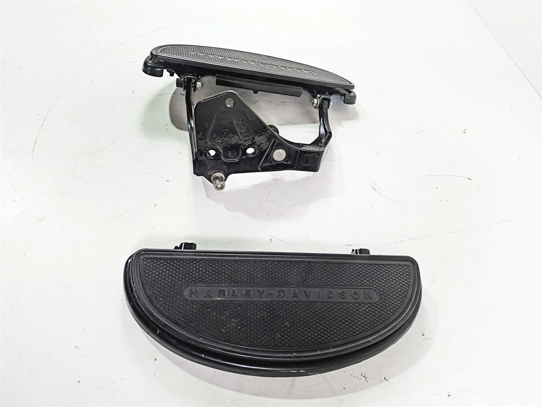 2008 Harley FLSTSB Cross Bones Left Right Floor Board & Mount Set 50600026 - Image 3