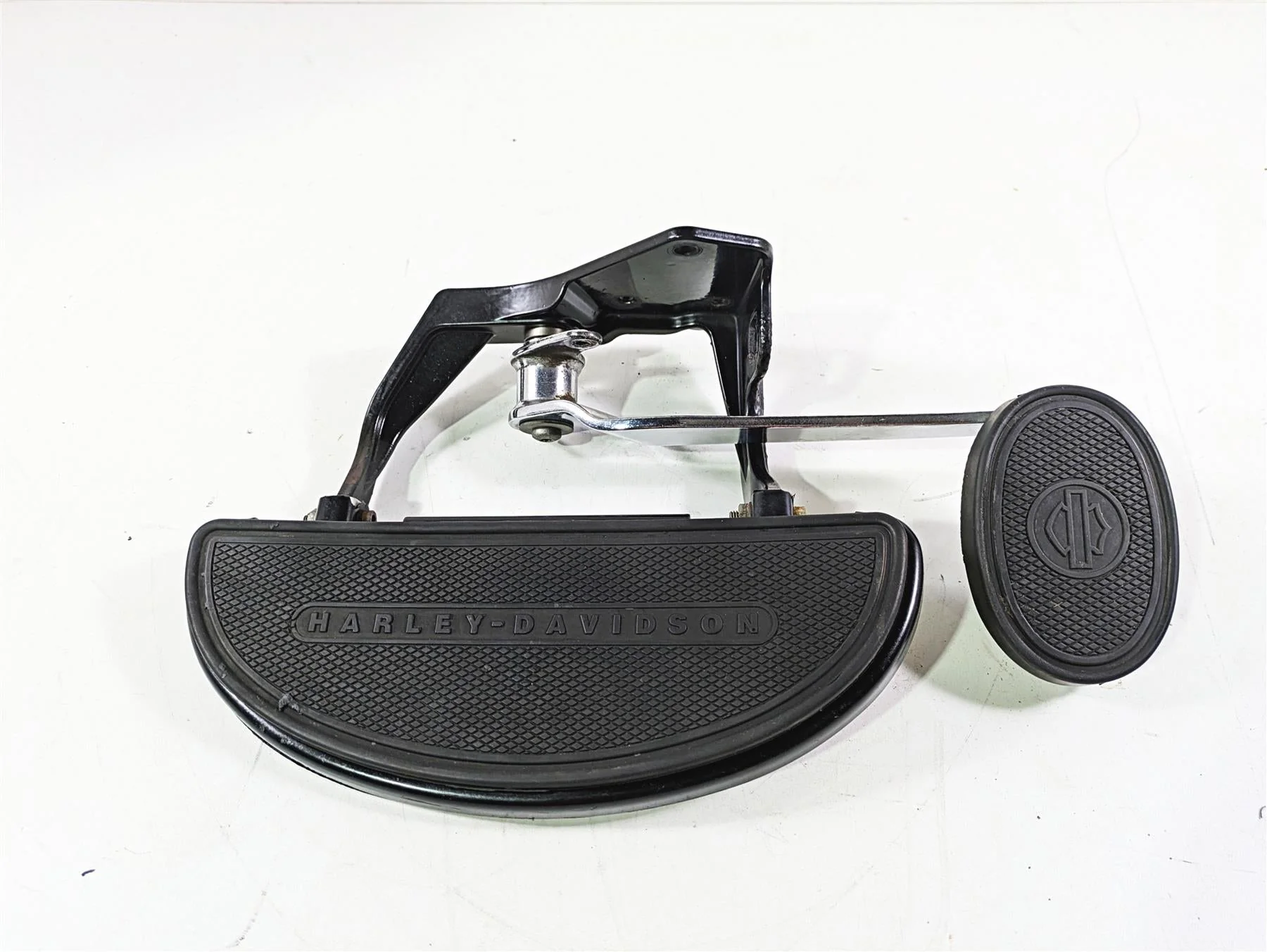 2008 Harley FLSTSB Cross Bones Right Floorboard & Brake Pedal Set 50600026 - Image 2