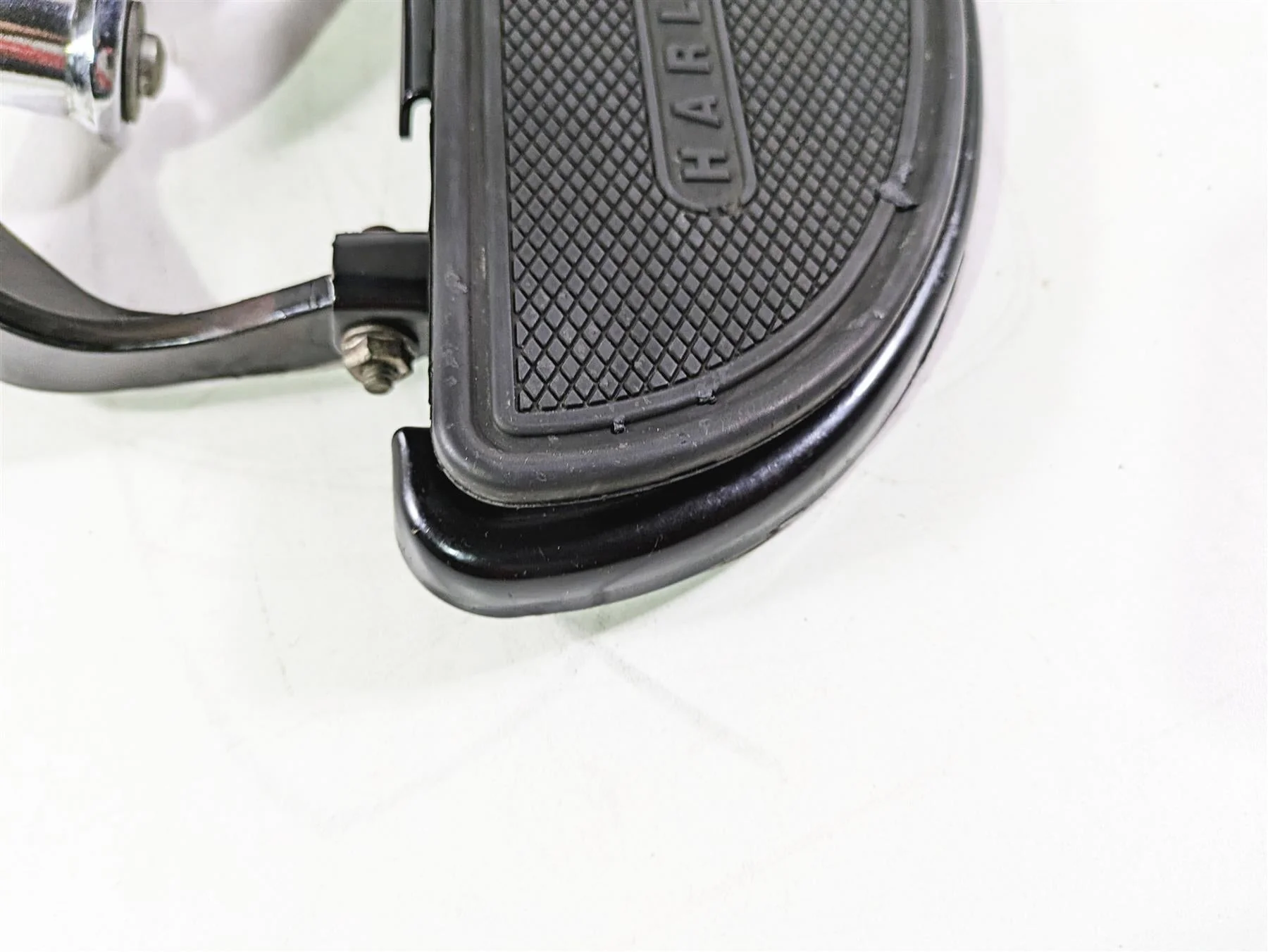 2008 Harley FLSTSB Cross Bones Right Floorboard & Brake Pedal Set 50600026 - Image 8