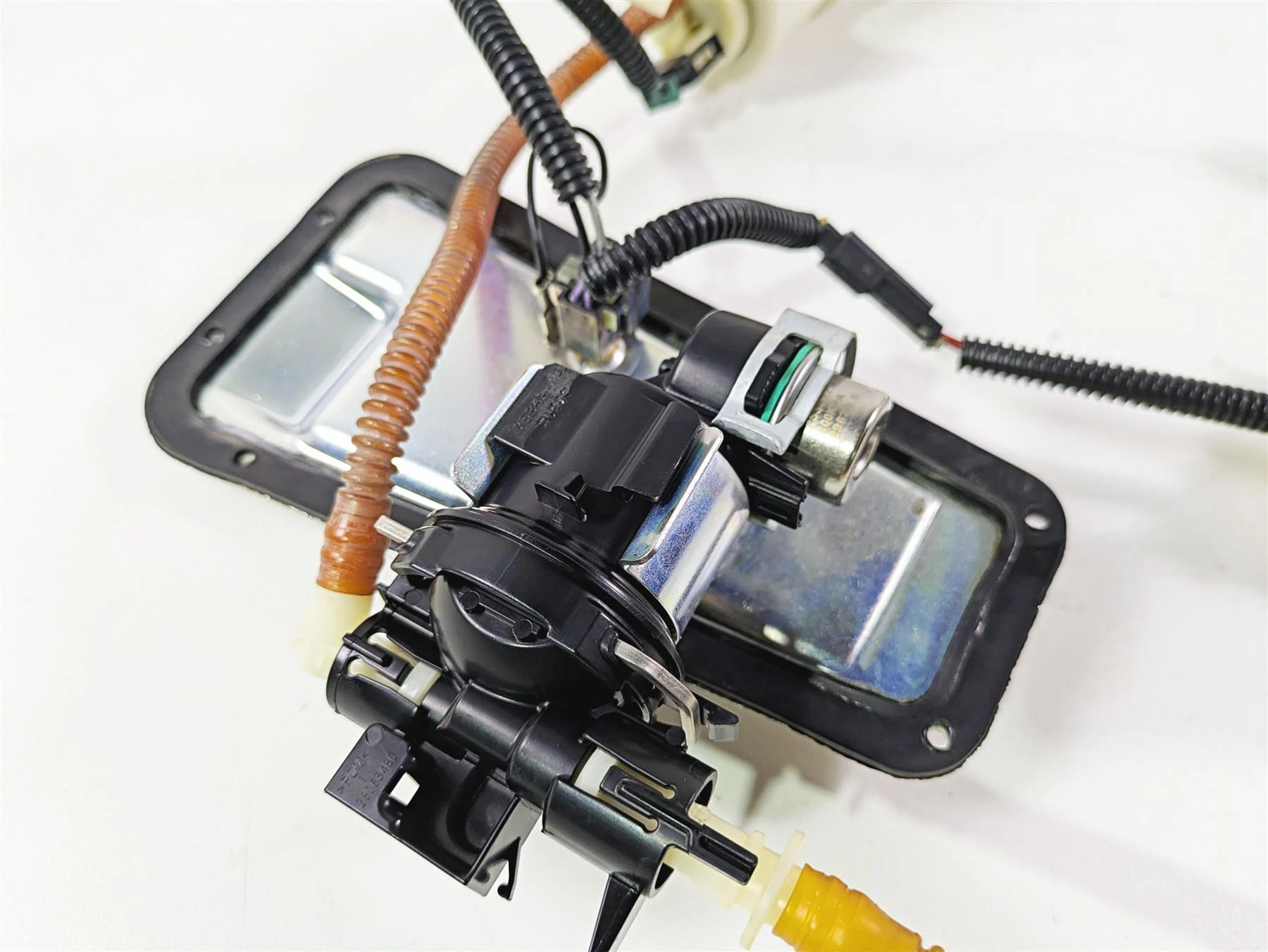 2008 Harley FXCWC Softail Rocker Fuel Gas Petrol Pump - Tested 75143-08A - Image 12
