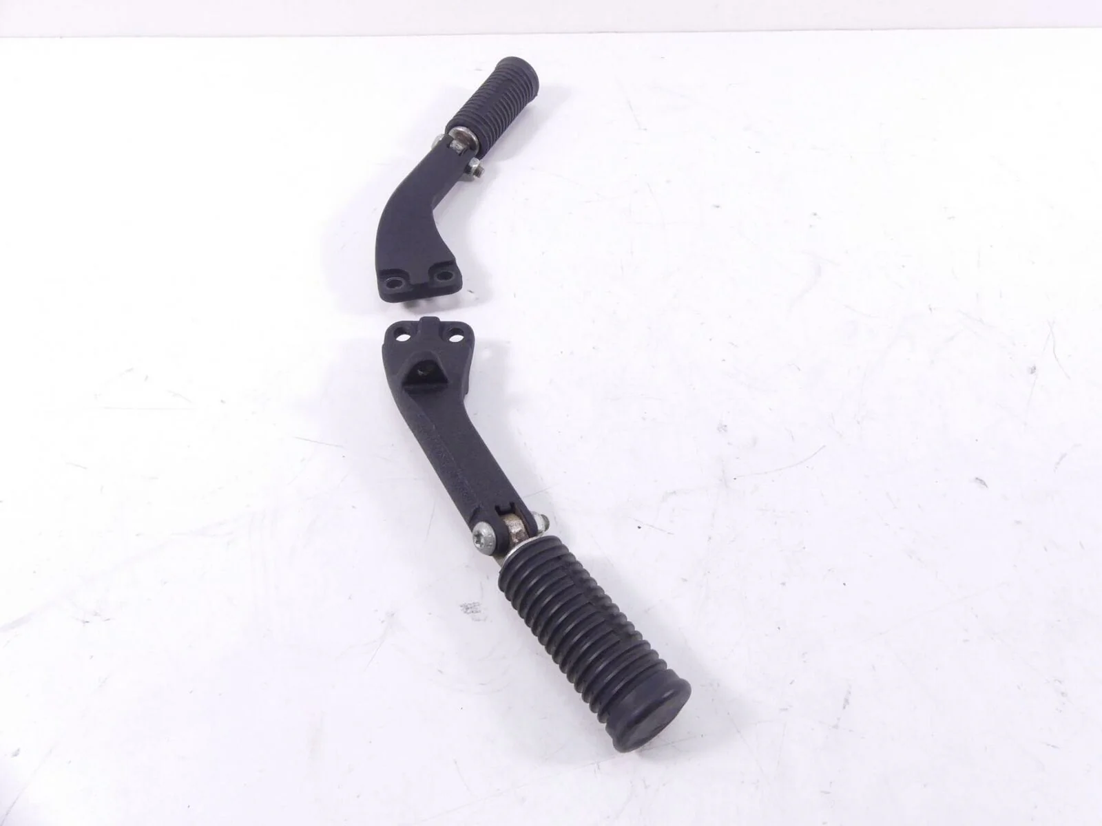 2008 Harley FXDF Dyna Fat Bob Rear Footpeg Foot Peg Rest Set 49230-06 49224-06A - Image 2