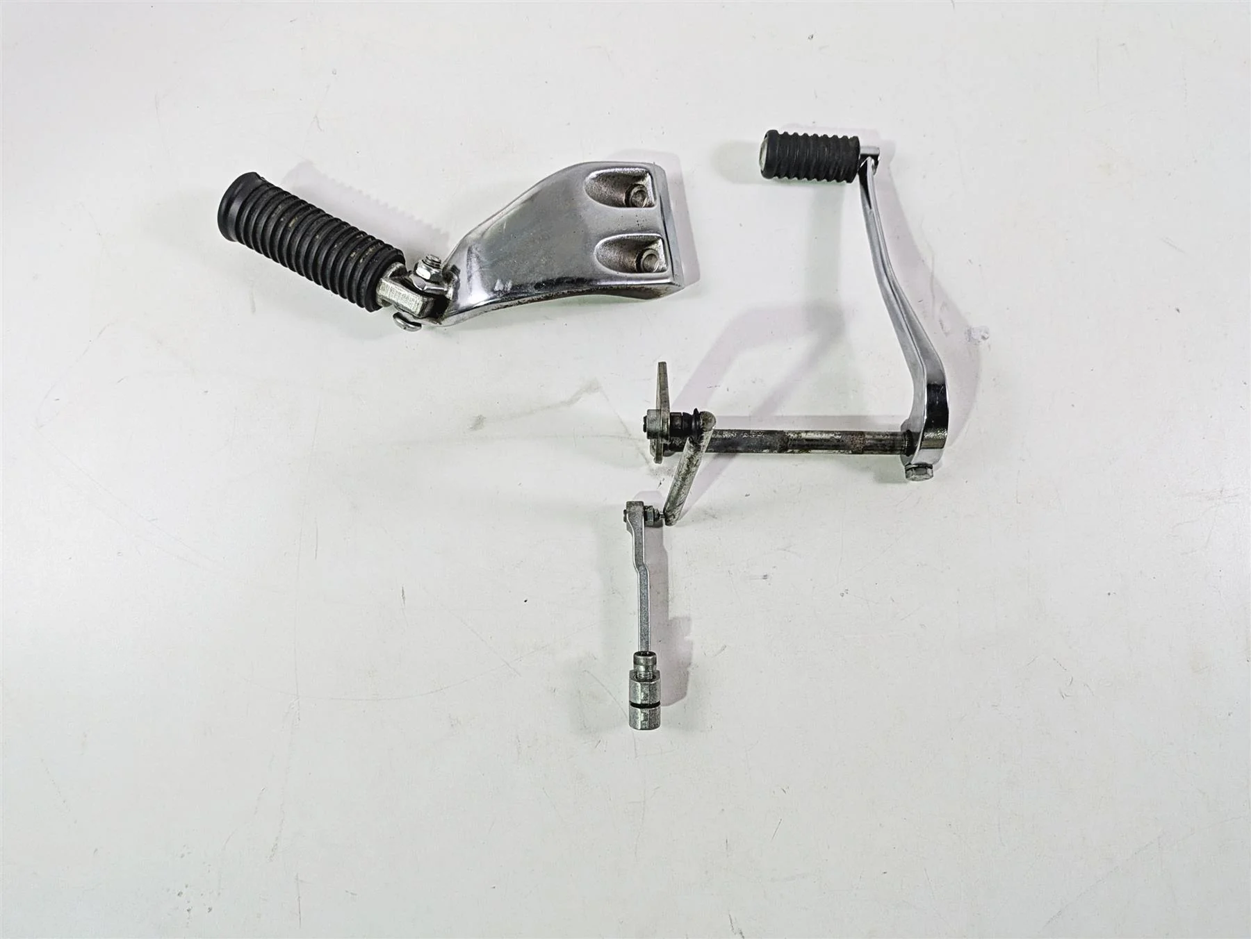 2008 Harley FXDL Dyna Low Rider 105TH Left Rider Mid Footpeg & Shifter 50639-90A - Image 4