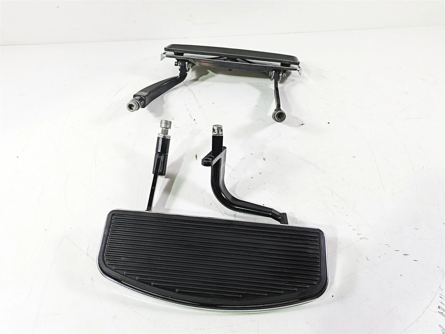 2008 Harley Touring FLHTCU E-Glide 105TH Front Floor Board Set 50622-83 50518-83 - Image 2