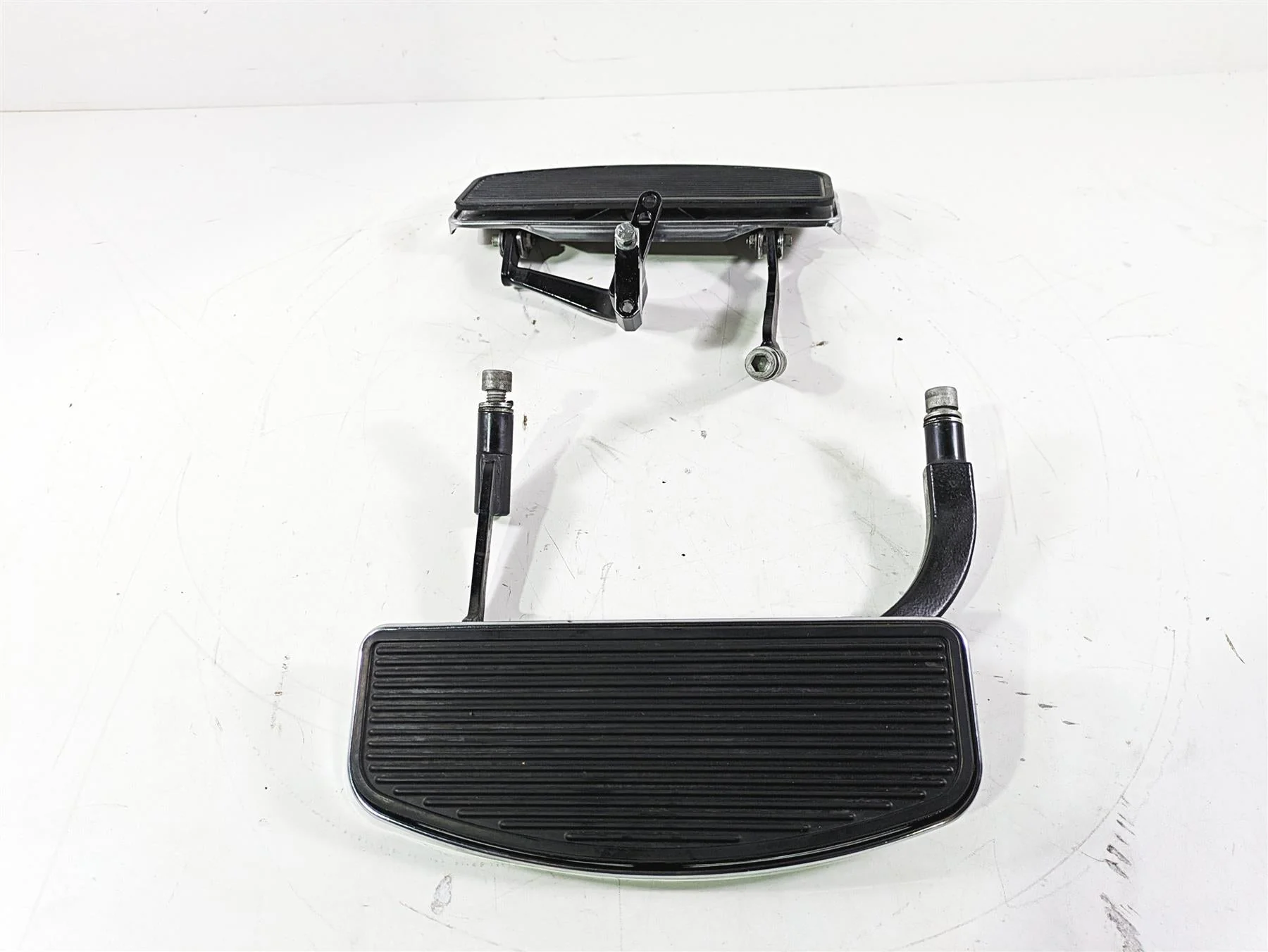 2008 Harley Touring FLHTCU E-Glide 105TH Front Floor Board Set 50622-83 50518-83 - Image 4