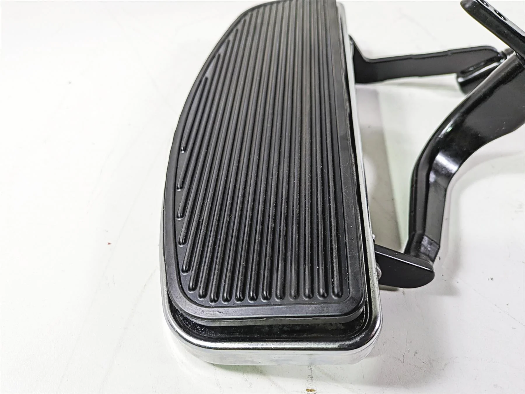 2008 Harley Touring FLHTCU E-Glide 105TH Front Floor Board Set 50622-83 50518-83 - Image 7