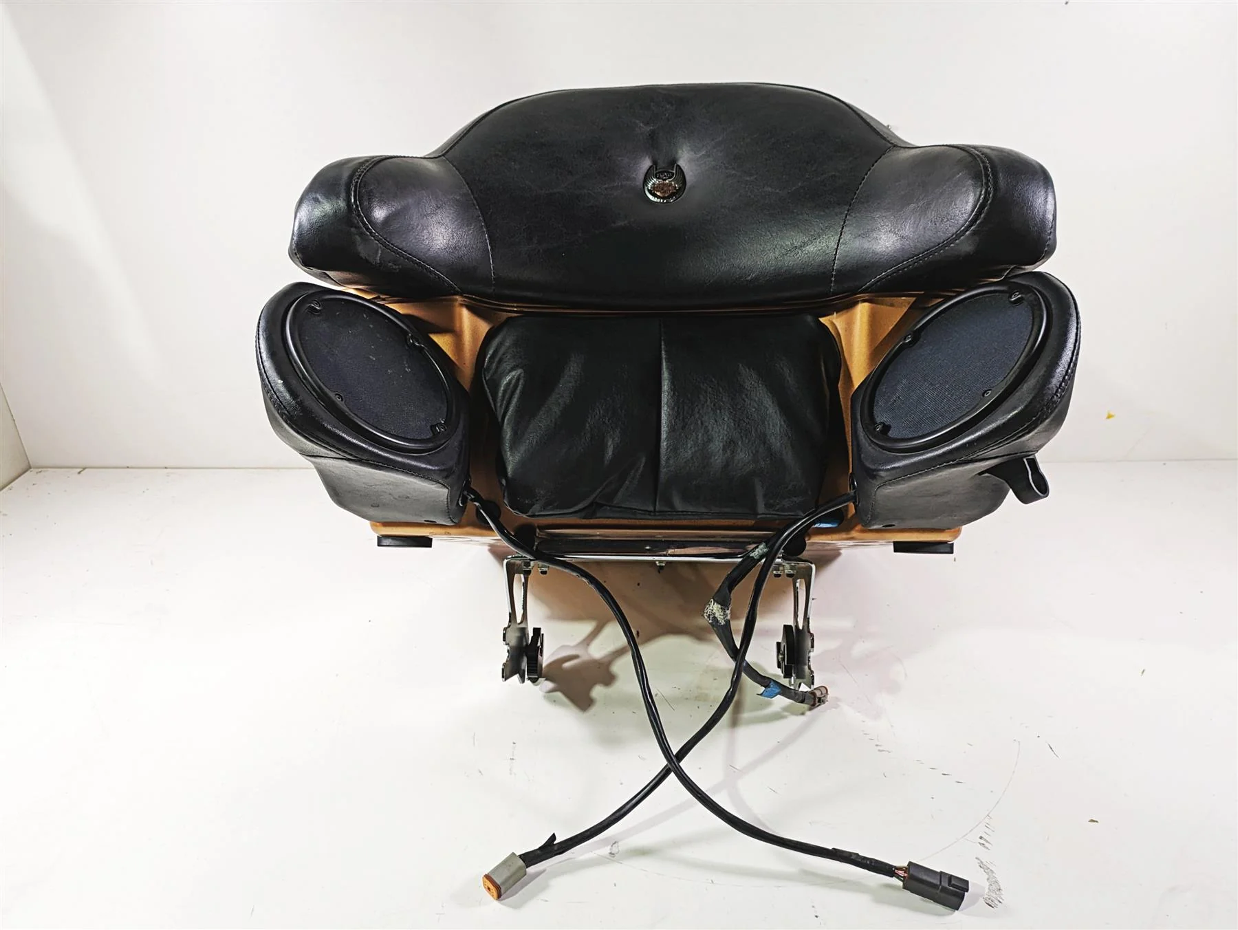 2008 Harley Touring FLHTCU E-Glide 105TH Gold Trunk Tour Pack & Mount 53217-08 - Image 2