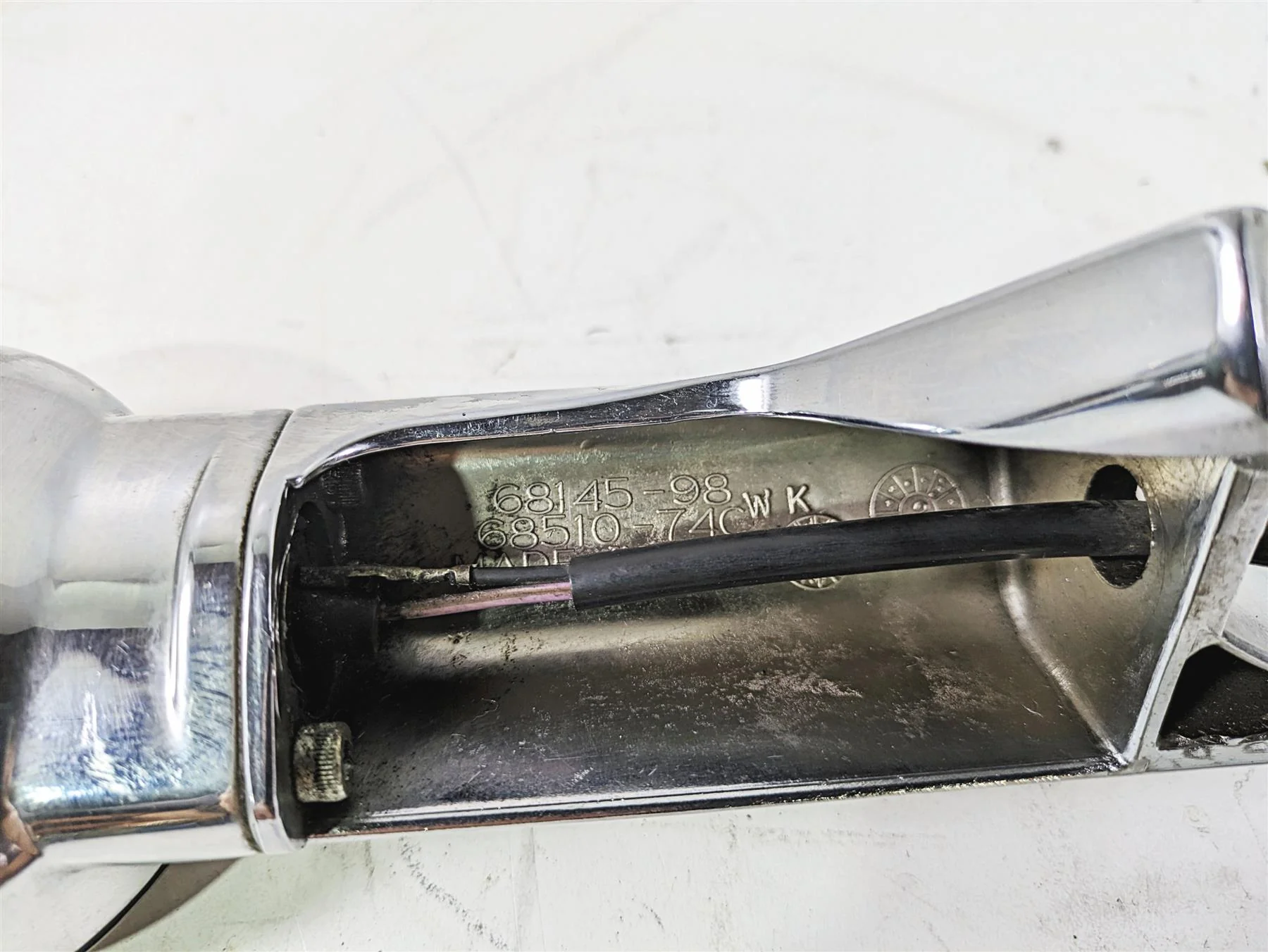 2008 Harley Touring FLHTCU E-Glide 105TH Rear Turn Signal Blinker Bar 68510-74C - Image 10
