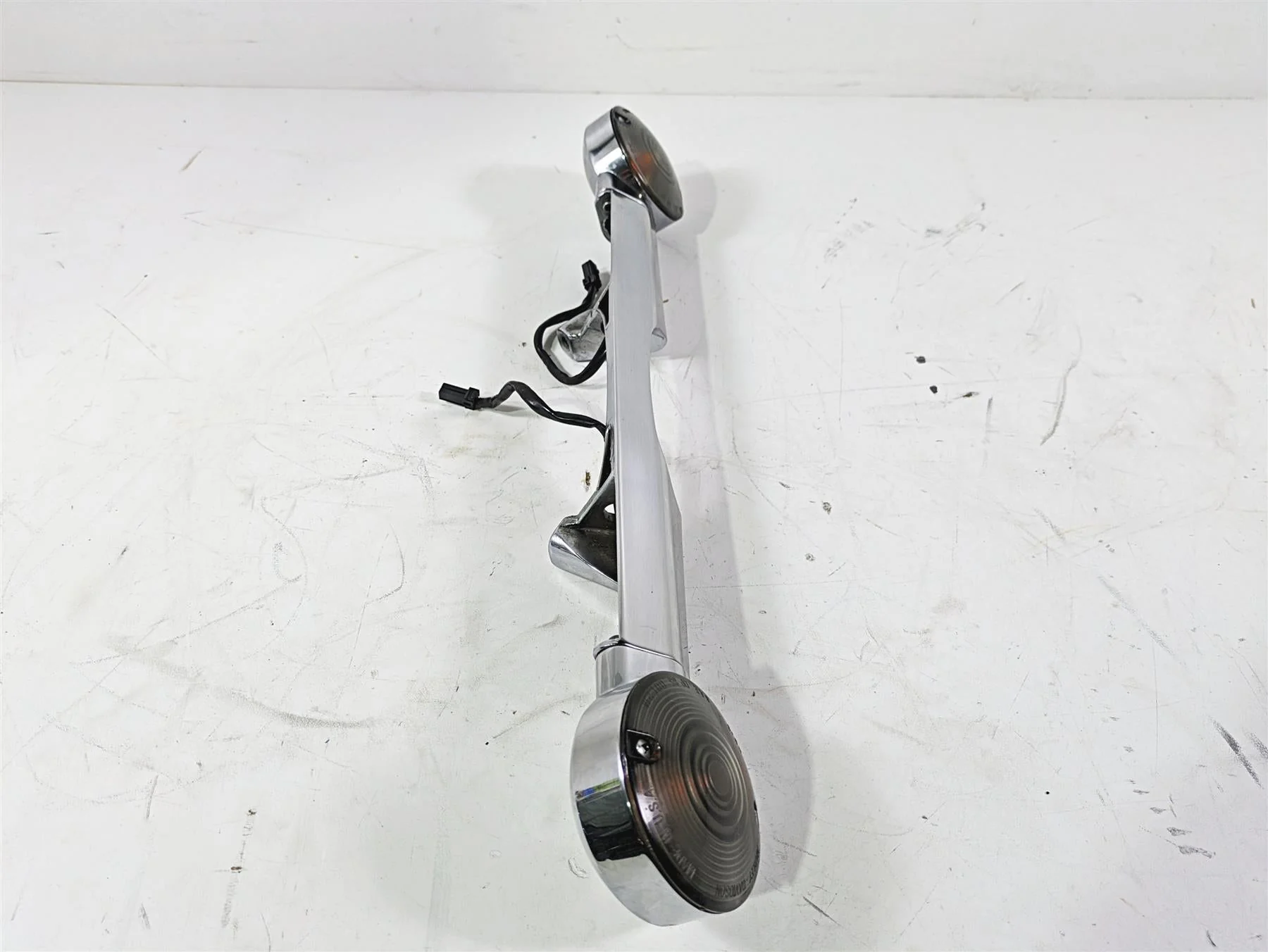 2008 Harley Touring FLHTCU E-Glide 105TH Rear Turn Signal Blinker Bar 68510-74C - Image 2
