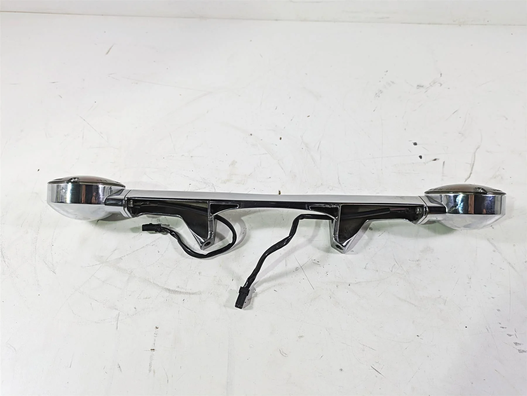 2008 Harley Touring FLHTCU E-Glide 105TH Rear Turn Signal Blinker Bar 68510-74C - Image 3