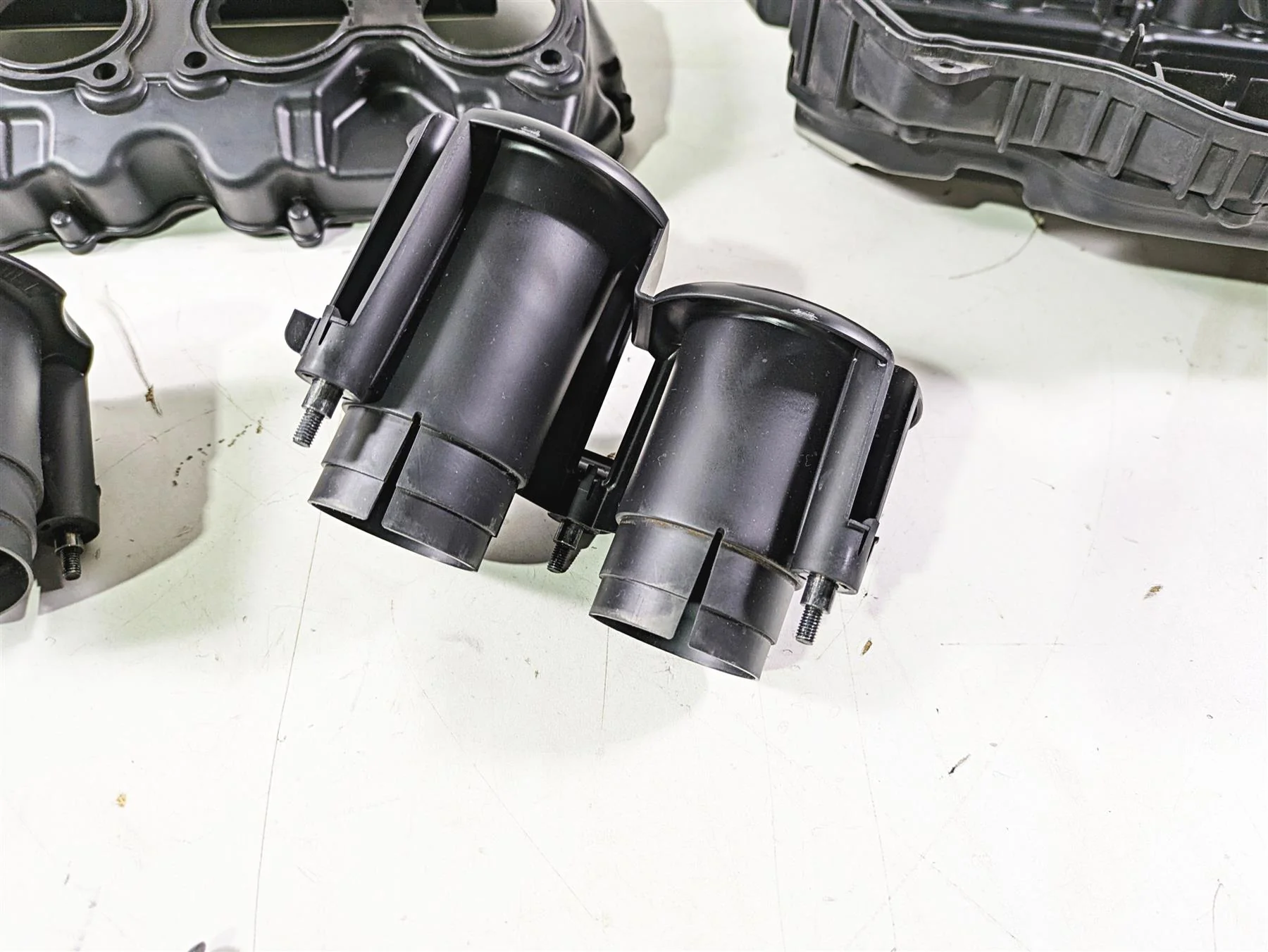 2008 Honda CBR1000RR SC59 Air Box Filter & Upper Injectors -Read 17220-MFL-000 - Image 11