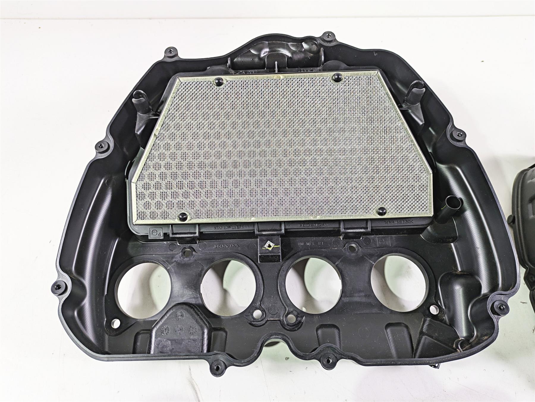 2008 Honda CBR1000RR SC59 Air Box Filter & Upper Injectors -Read 17220-MFL-000 - Image 3