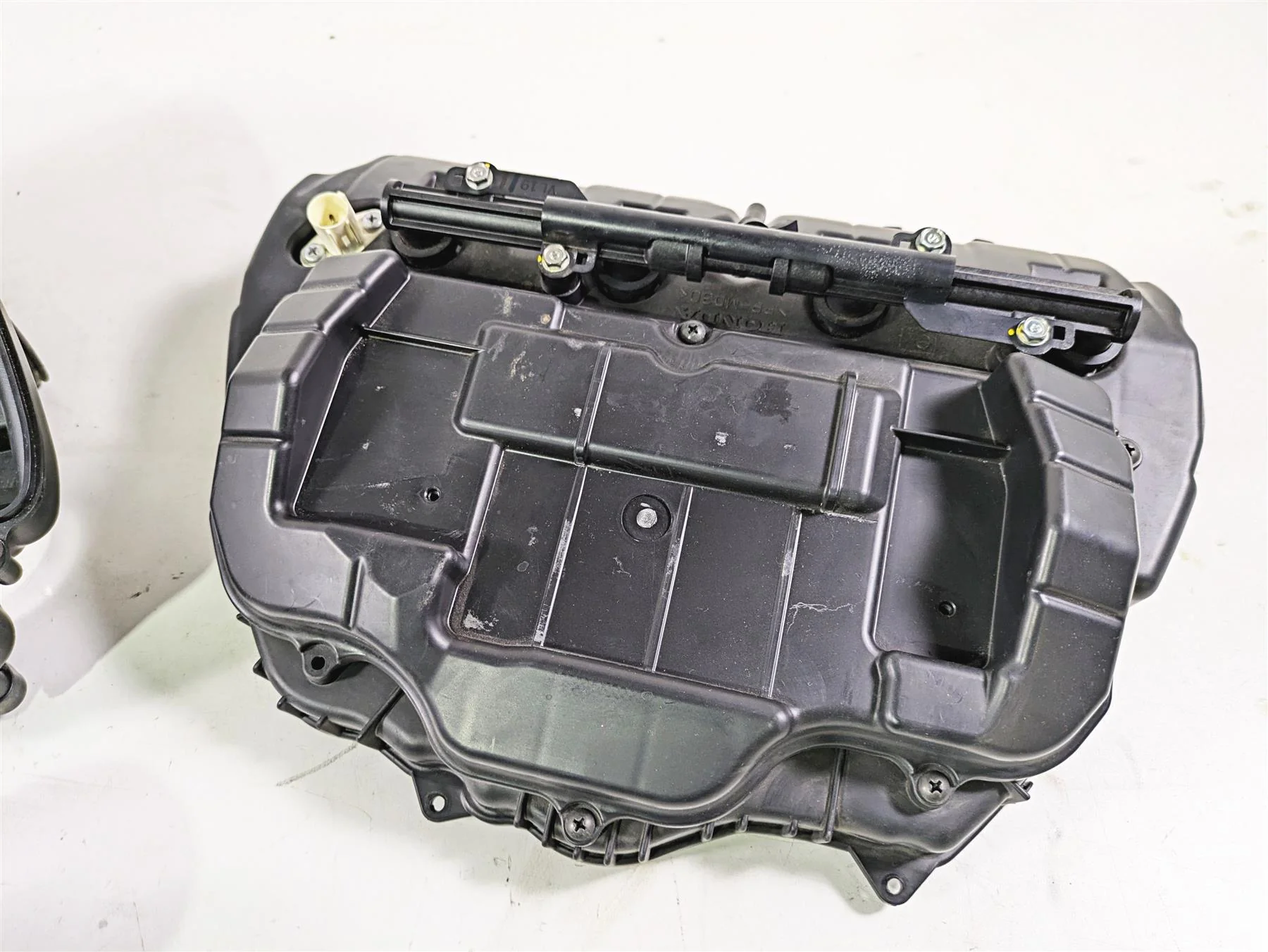 2008 Honda CBR1000RR SC59 Air Box Filter & Upper Injectors -Read 17220-MFL-000 - Image 4