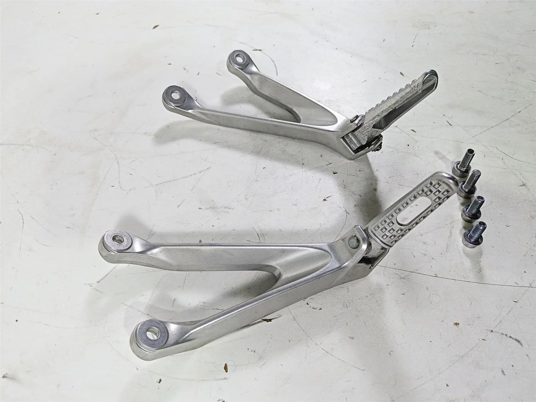 2008 Honda CBR1000RR SC59 Rear Passenger Footpeg Set 50750-MFL-000 50760-MFL-000 - Image 2