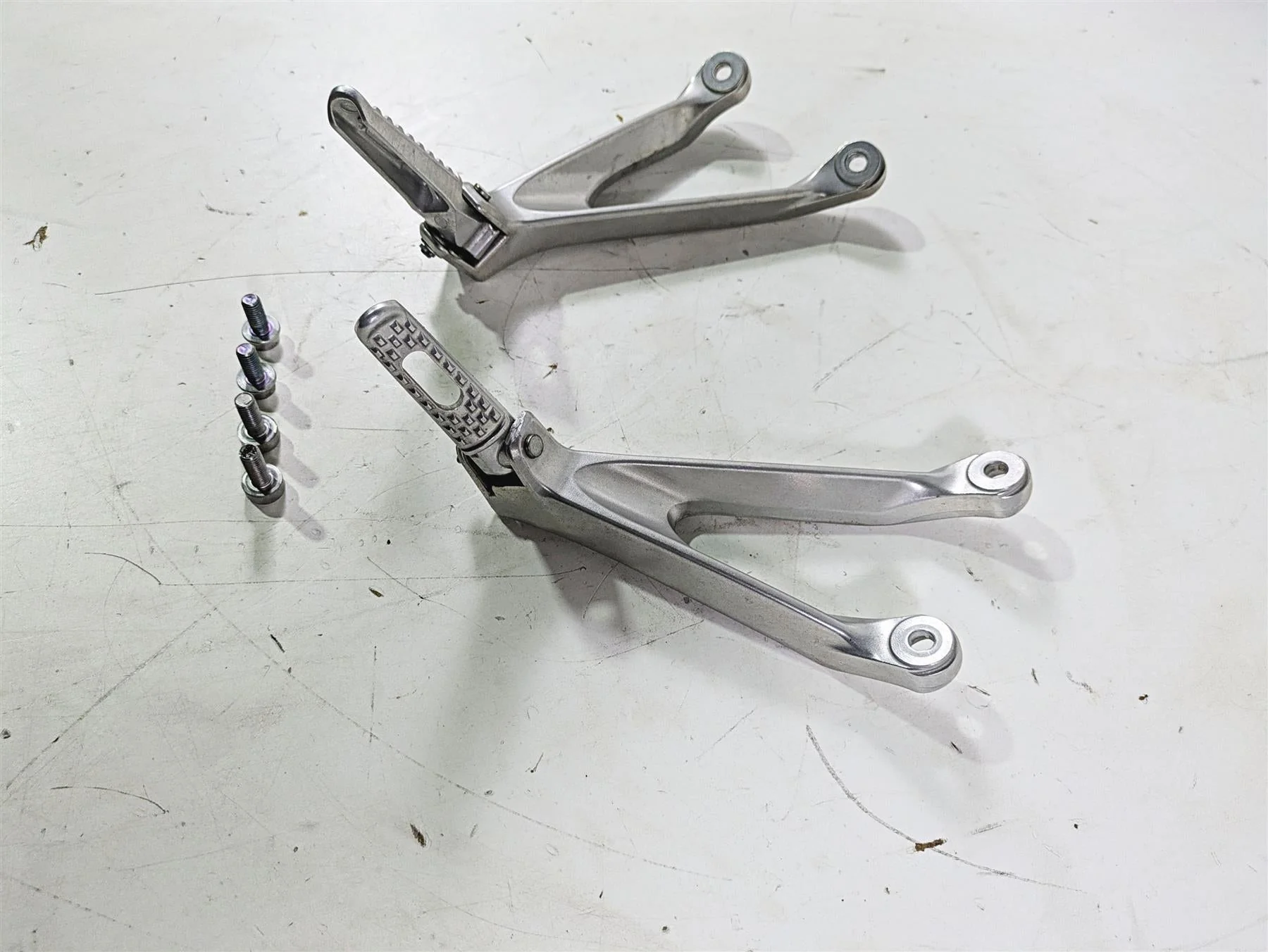 2008 Honda CBR1000RR SC59 Rear Passenger Footpeg Set 50750-MFL-000 50760-MFL-000 - Image 3