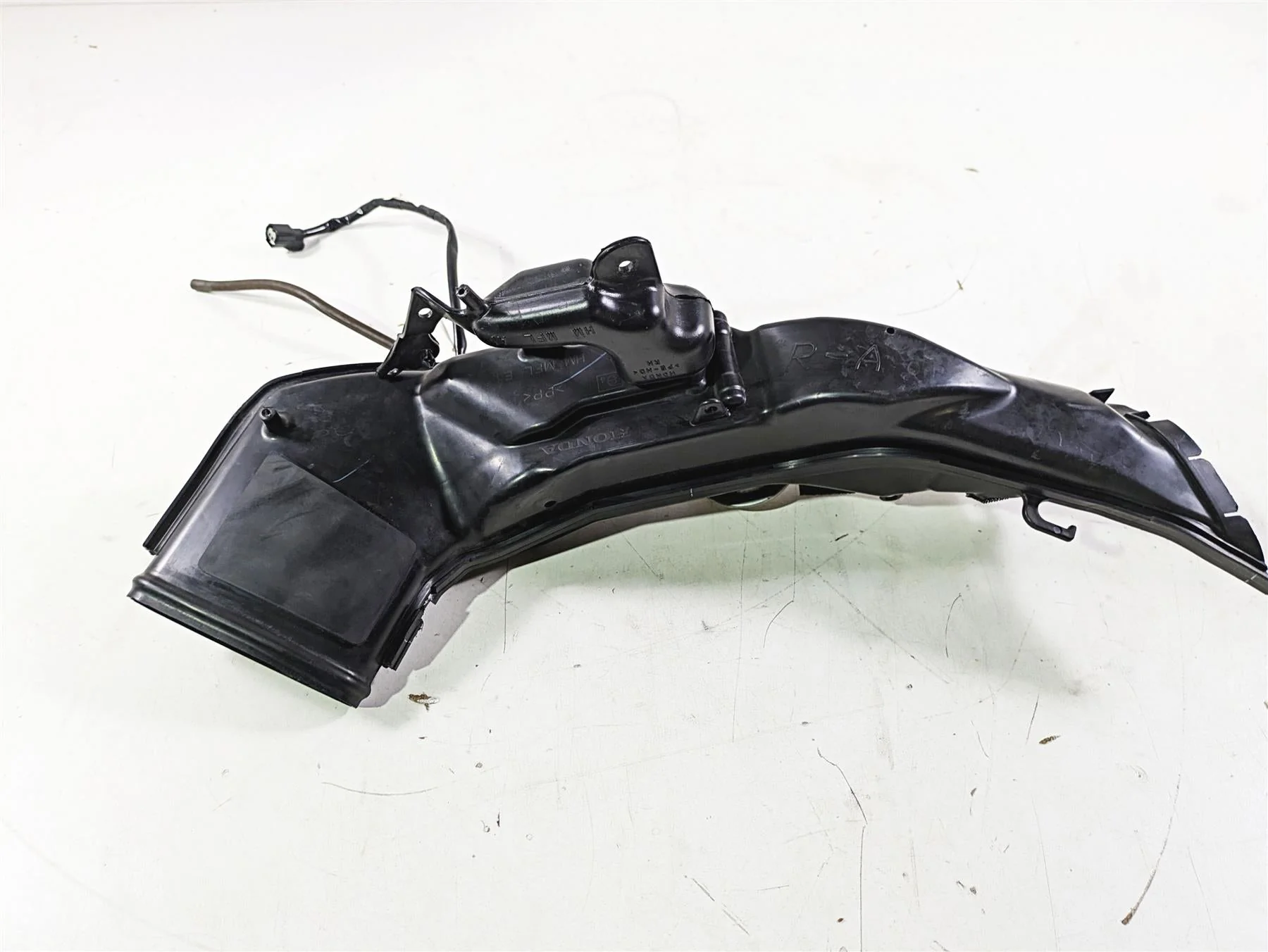 2008 Honda CBR1000RR SC59 Right Upper Air Intake Duct - Read 64330-MFL-672 - Image 10