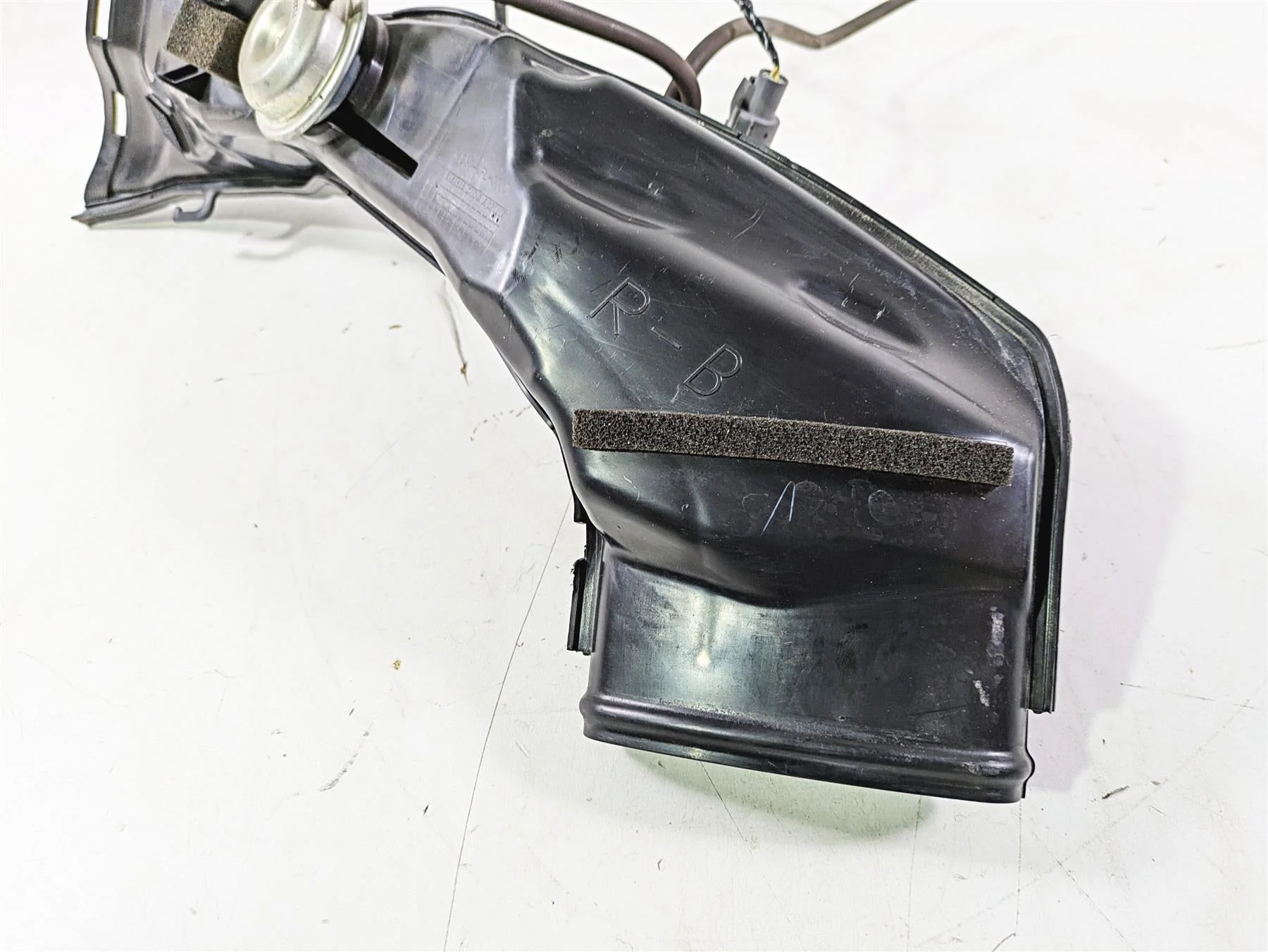 2008 Honda CBR1000RR SC59 Right Upper Air Intake Duct - Read 64330-MFL-672 - Image 7