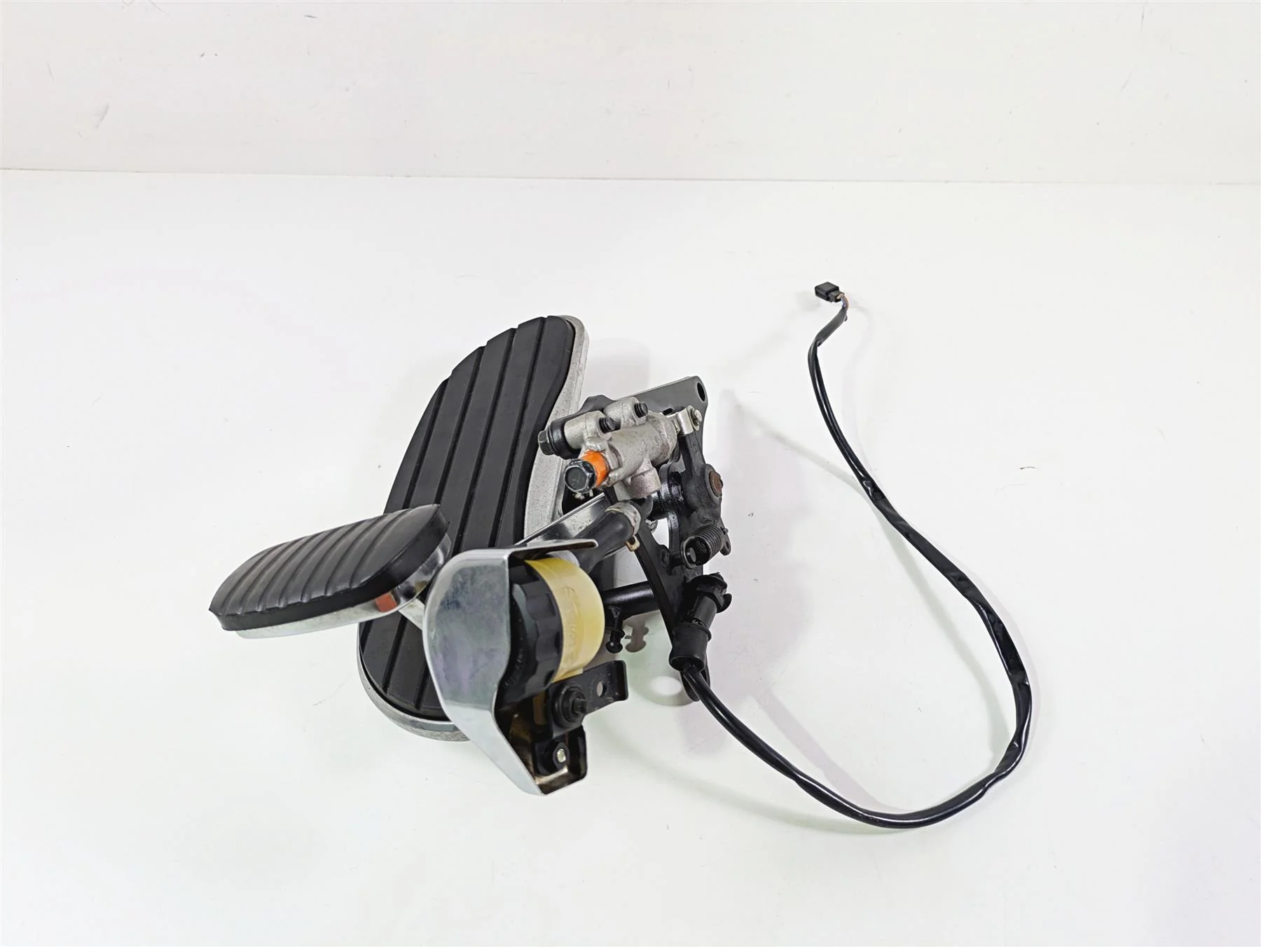 2008 Kawasaki VN1600 Vulcan Nomad Right Front Floorboard Set 34003-0062 - Image 3