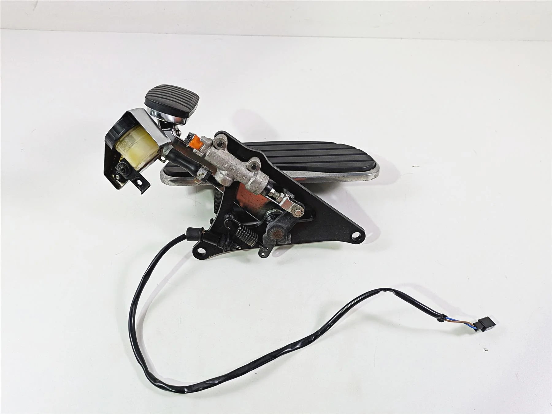 2008 Kawasaki VN1600 Vulcan Nomad Right Front Floorboard Set 34003-0062 - Image 4
