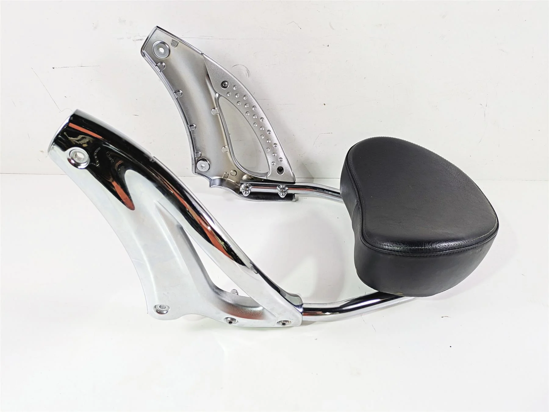 2008 Kawasaki VN1600 Vulcan Nomad Sissybar Passenger Back Rest 39137-0009 - Image 2