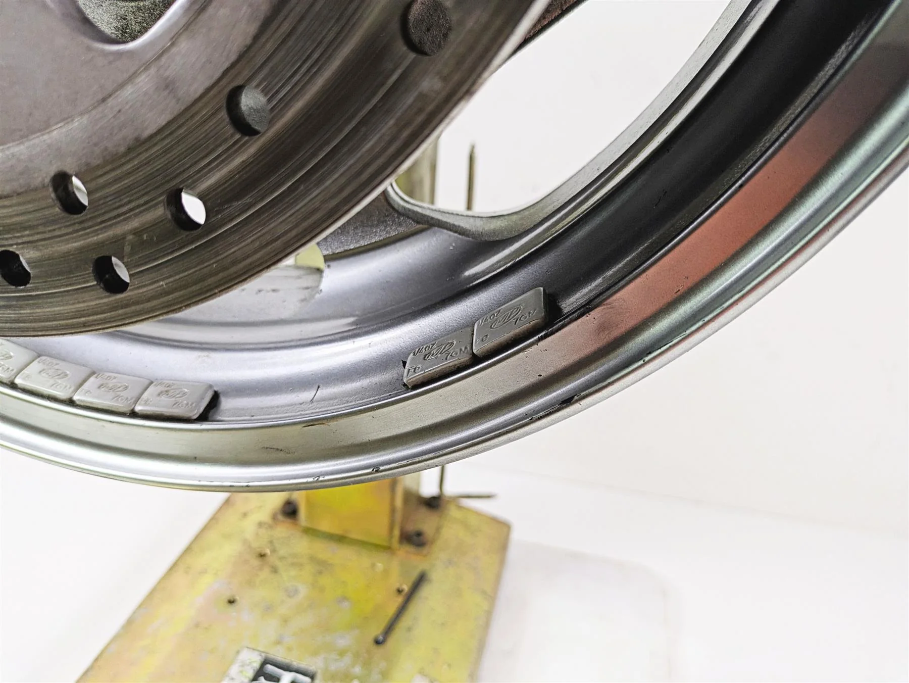 2008 Kawasaki VN1600 Vulcan Nomad Straight 16x4.5 Rear Wheel Rim 41073-0032 - Image 5
