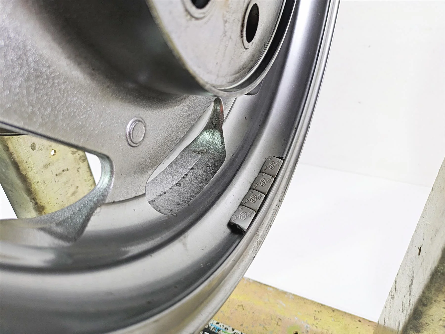 2008 Kawasaki VN1600 Vulcan Nomad Straight 16x4.5 Rear Wheel Rim 41073-0032 - Image 6