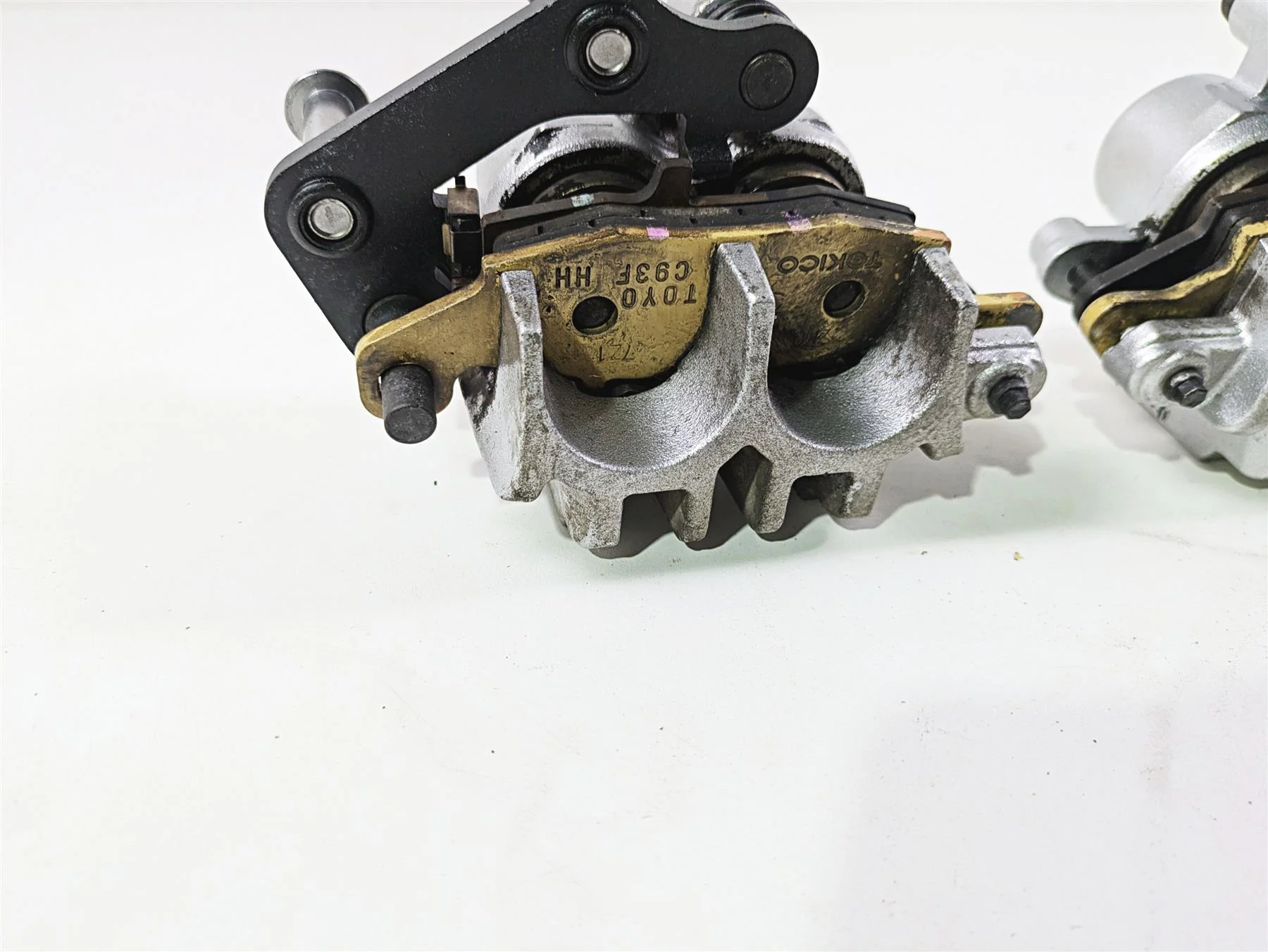 2008 Kawasaki VN1600 Vulcan Nomad Tokico Front Brake Caliper Set 43044-1115 - Image 10