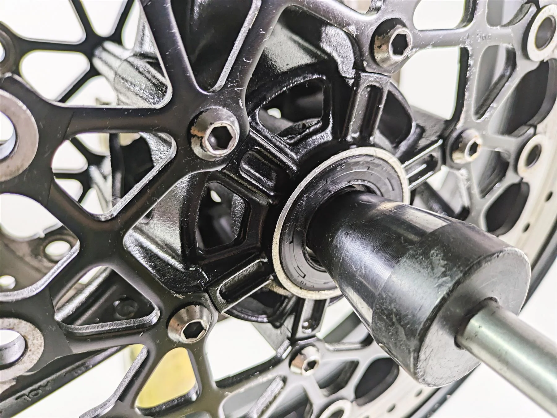 2008 Suzuki GSXR600 Front Wheel Rim 17x3.5 & Brake Rotor Discs 54111-37H00-019 - Image 9