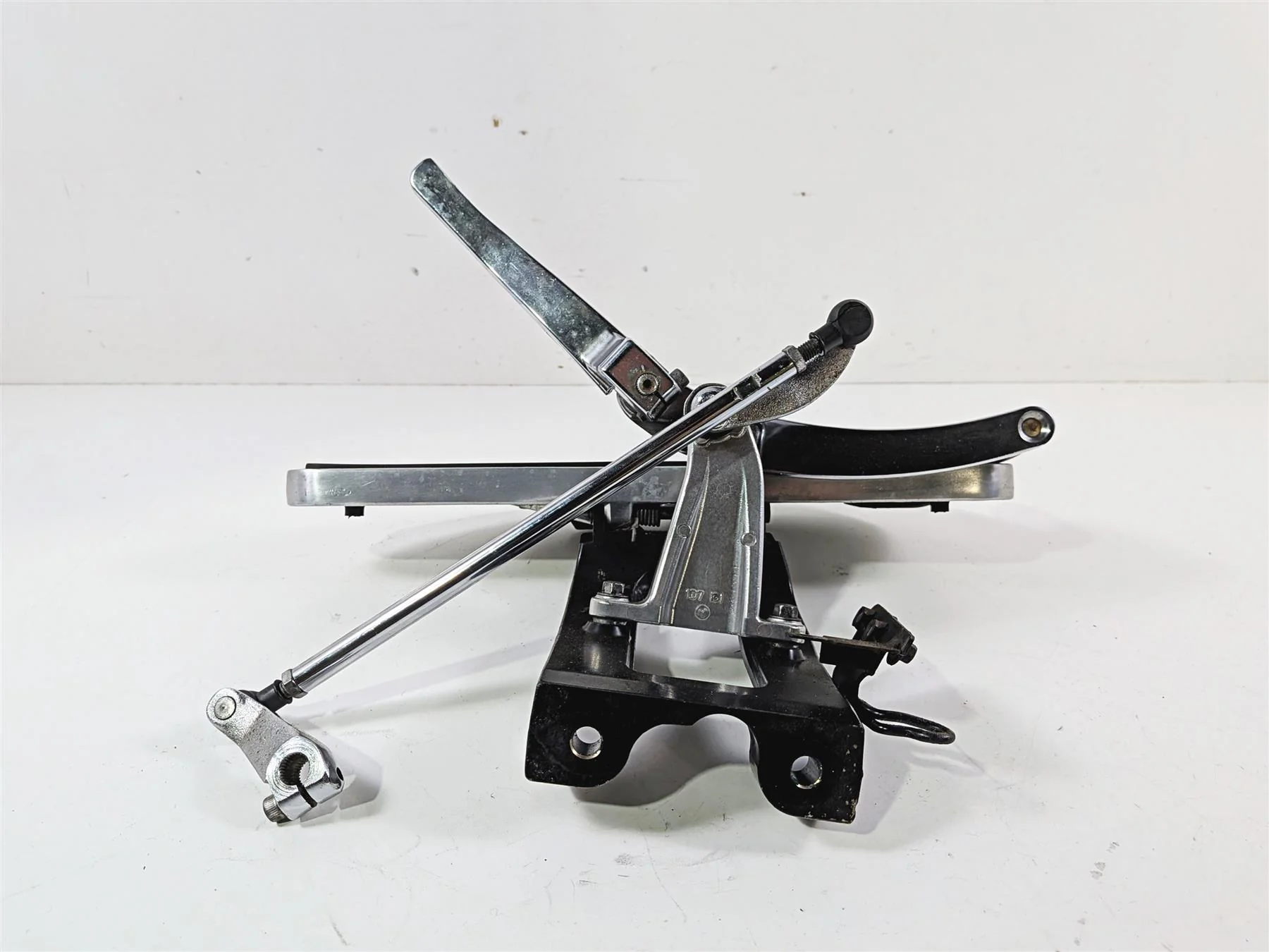2008 Yamaha XV1900 Roadliner S Left Floorboard & Shifter 1D7-27410-00-00 - Image 4