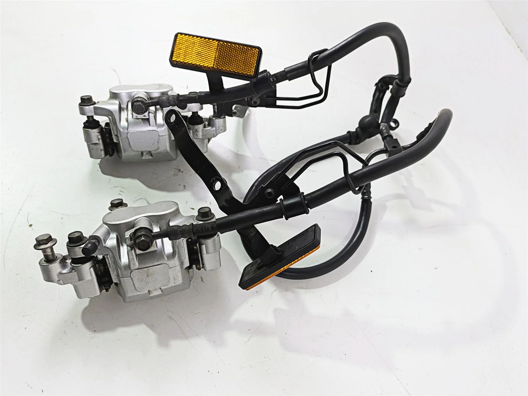 2008 Yamaha XVS1300 V-Star Tourer Front Brake Caliper Set 3D8-2580T-00-00 - Image 3
