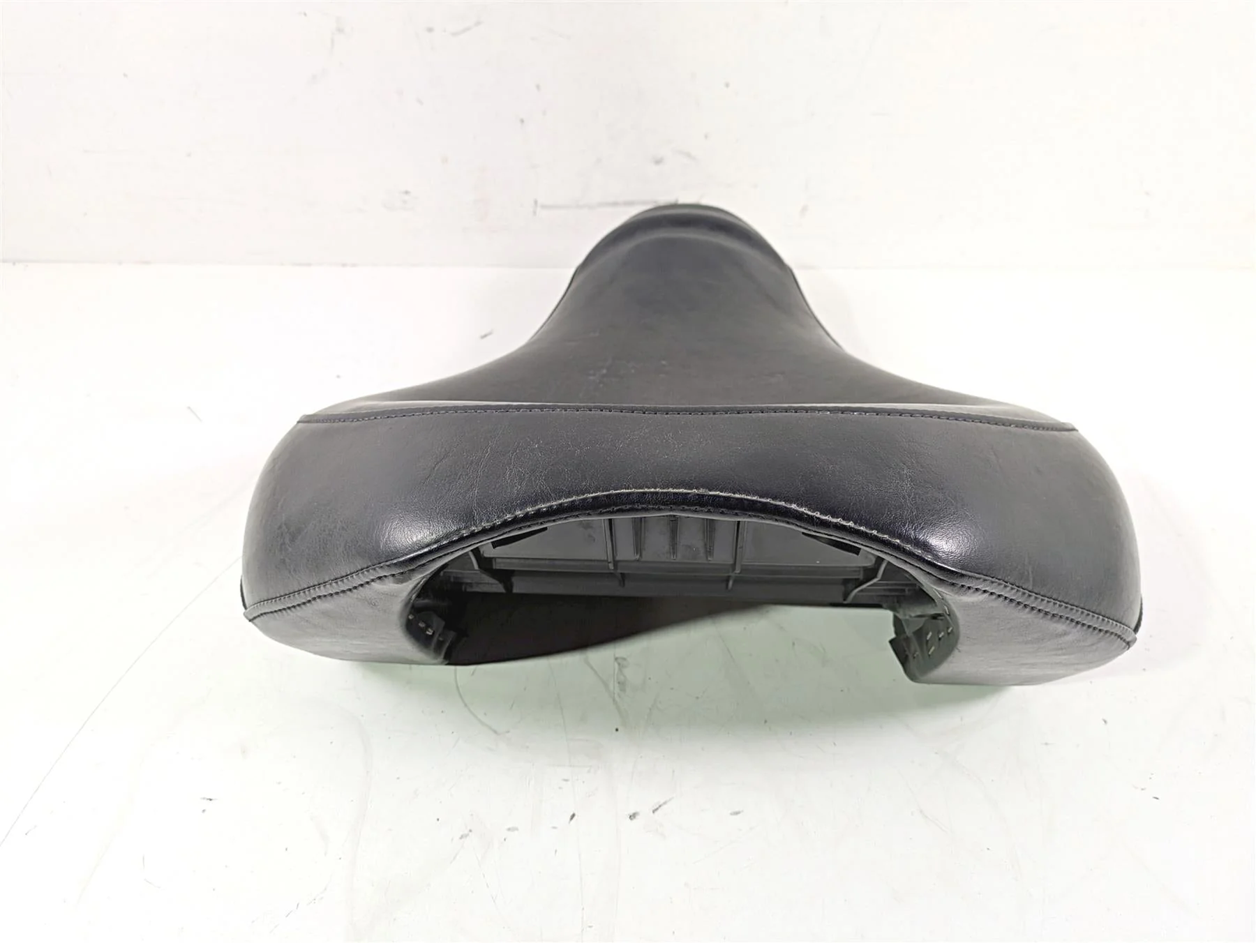 2008 Yamaha XVS1300 V-Star Tourer Front Rider Driver Seat Saddle 3D8-24710-00-00 - Image 4