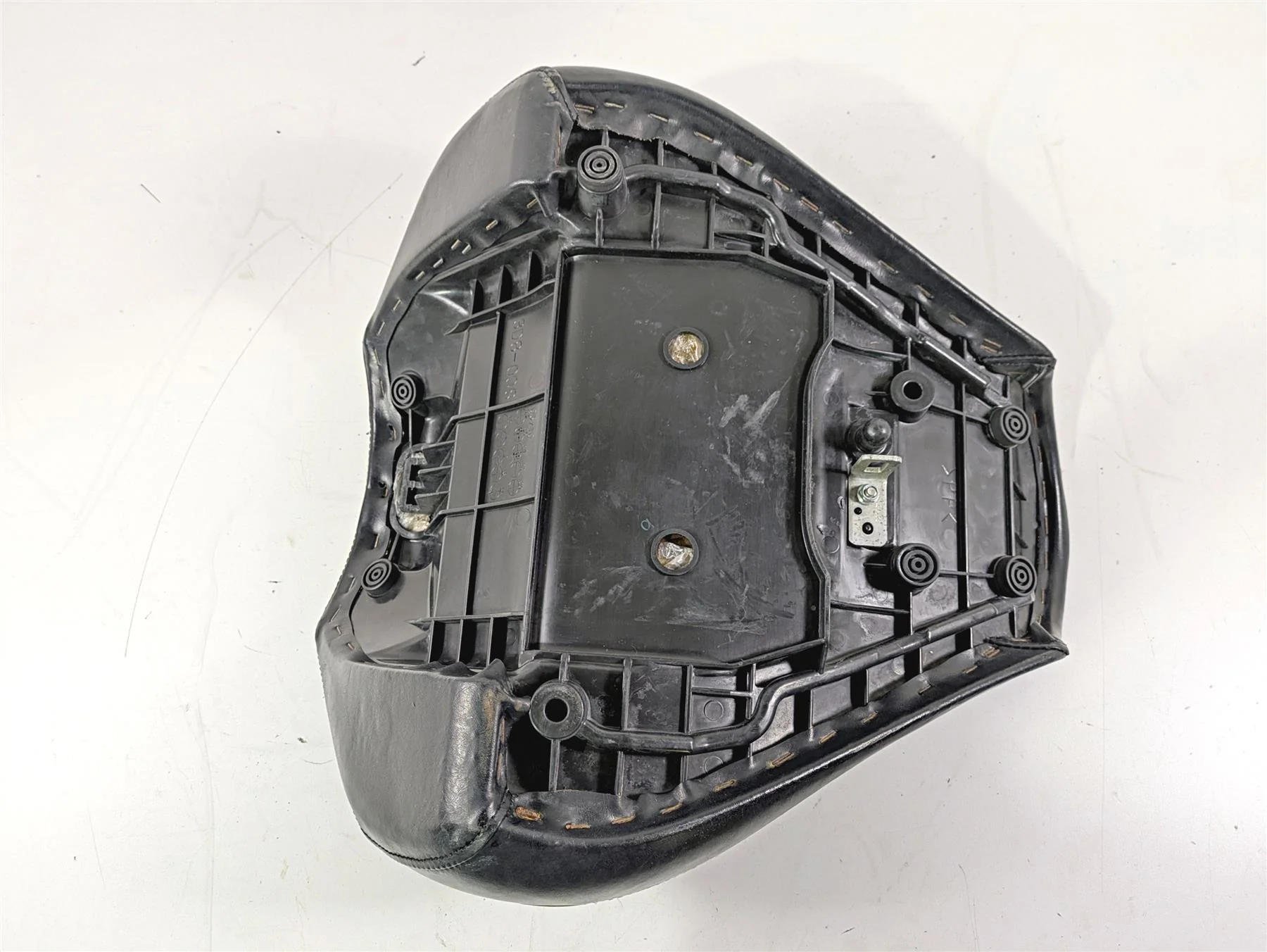 2008 Yamaha XVS1300 V-Star Tourer Front Rider Driver Seat Saddle 3D8-24710-00-00 - Image 8