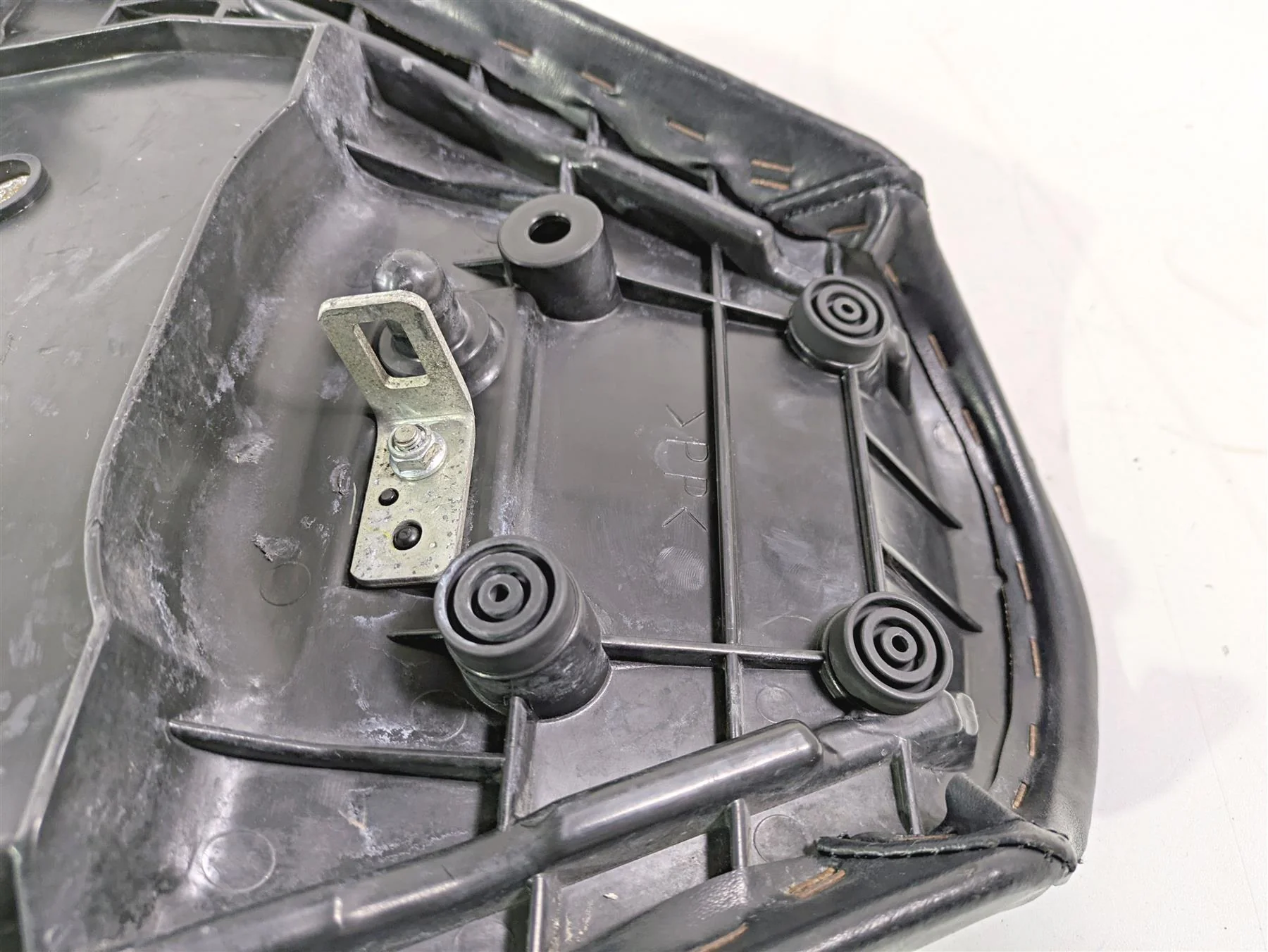2008 Yamaha XVS1300 V-Star Tourer Front Rider Driver Seat Saddle 3D8-24710-00-00 - Image 9