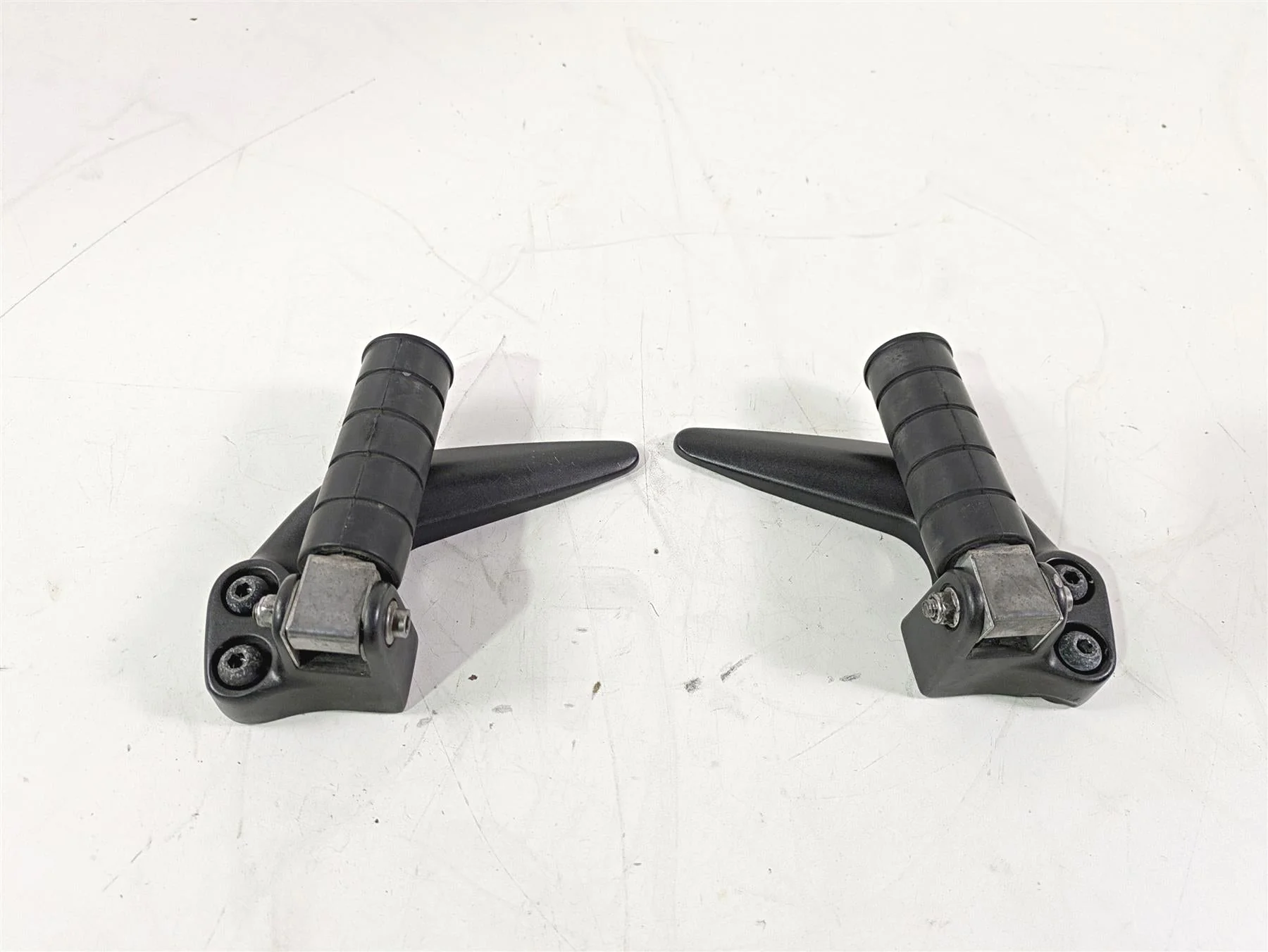 2008 Yamaha XVS1300 V-Star Tourer Rear Passenger Footpeg Set 3D8-27430-00-00