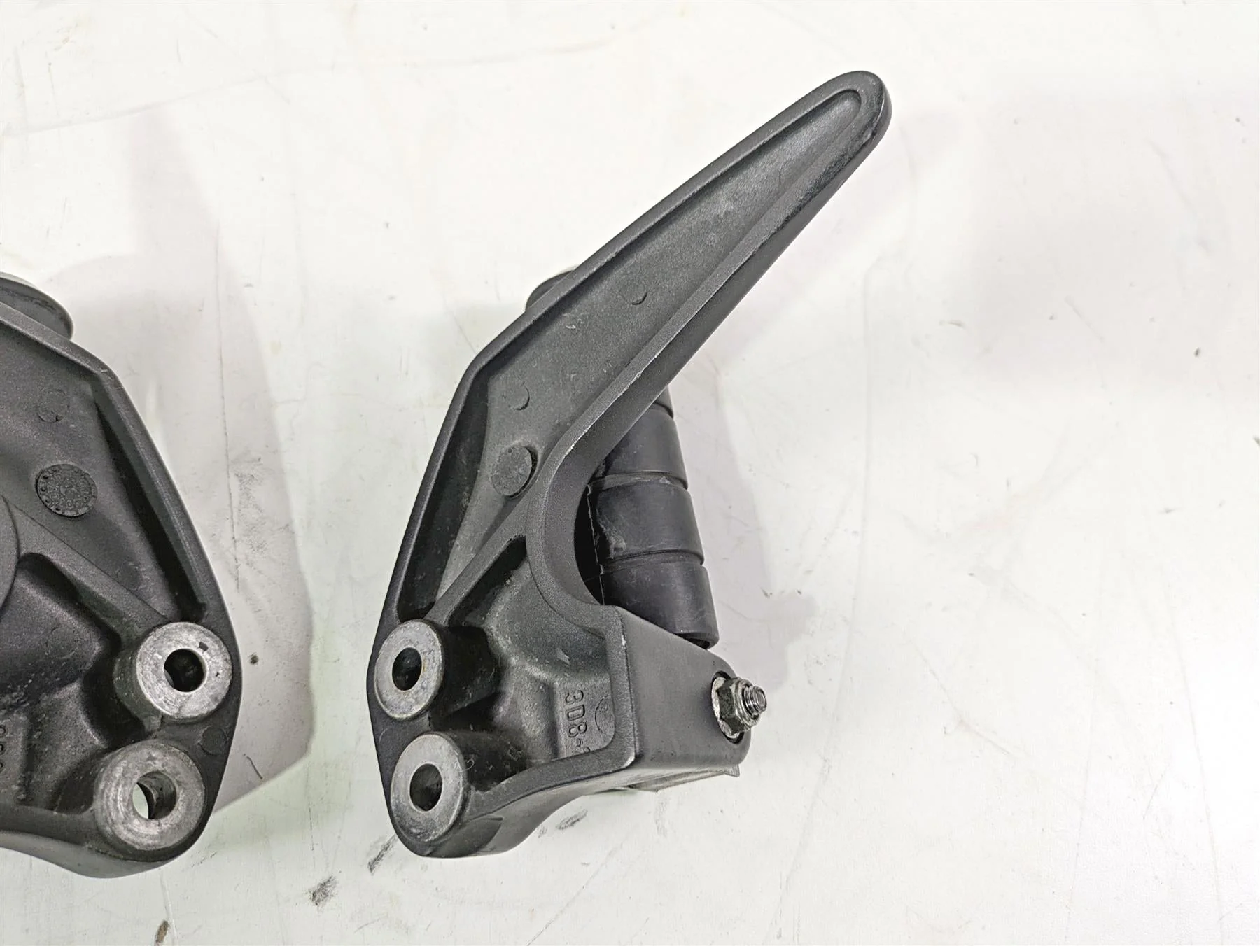 2008 Yamaha XVS1300 V-Star Tourer Rear Passenger Footpeg Set 3D8-27430-00-00 - Image 10