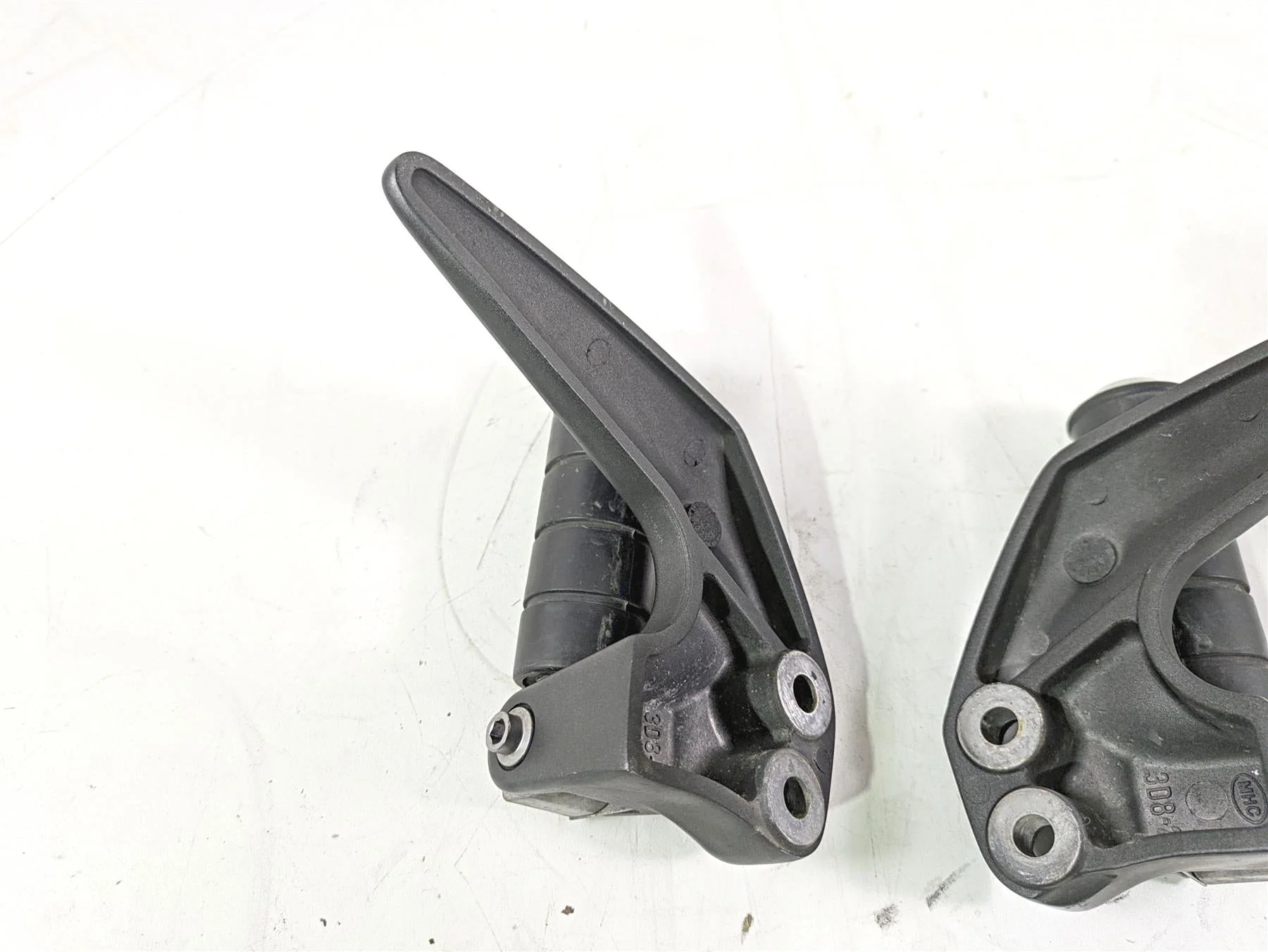 2008 Yamaha XVS1300 V-Star Tourer Rear Passenger Footpeg Set 3D8-27430-00-00 - Image 11