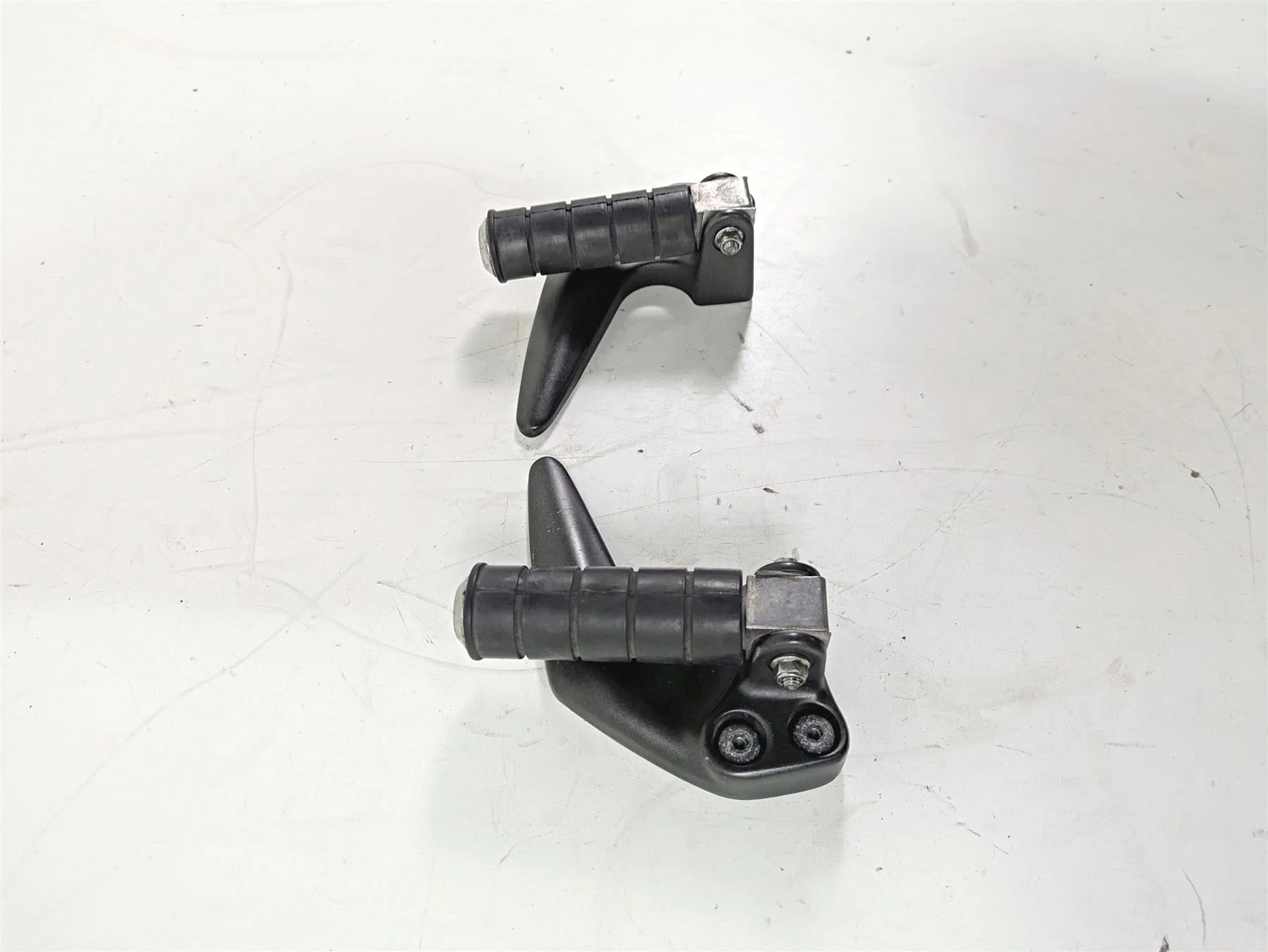2008 Yamaha XVS1300 V-Star Tourer Rear Passenger Footpeg Set 3D8-27430-00-00 - Image 2