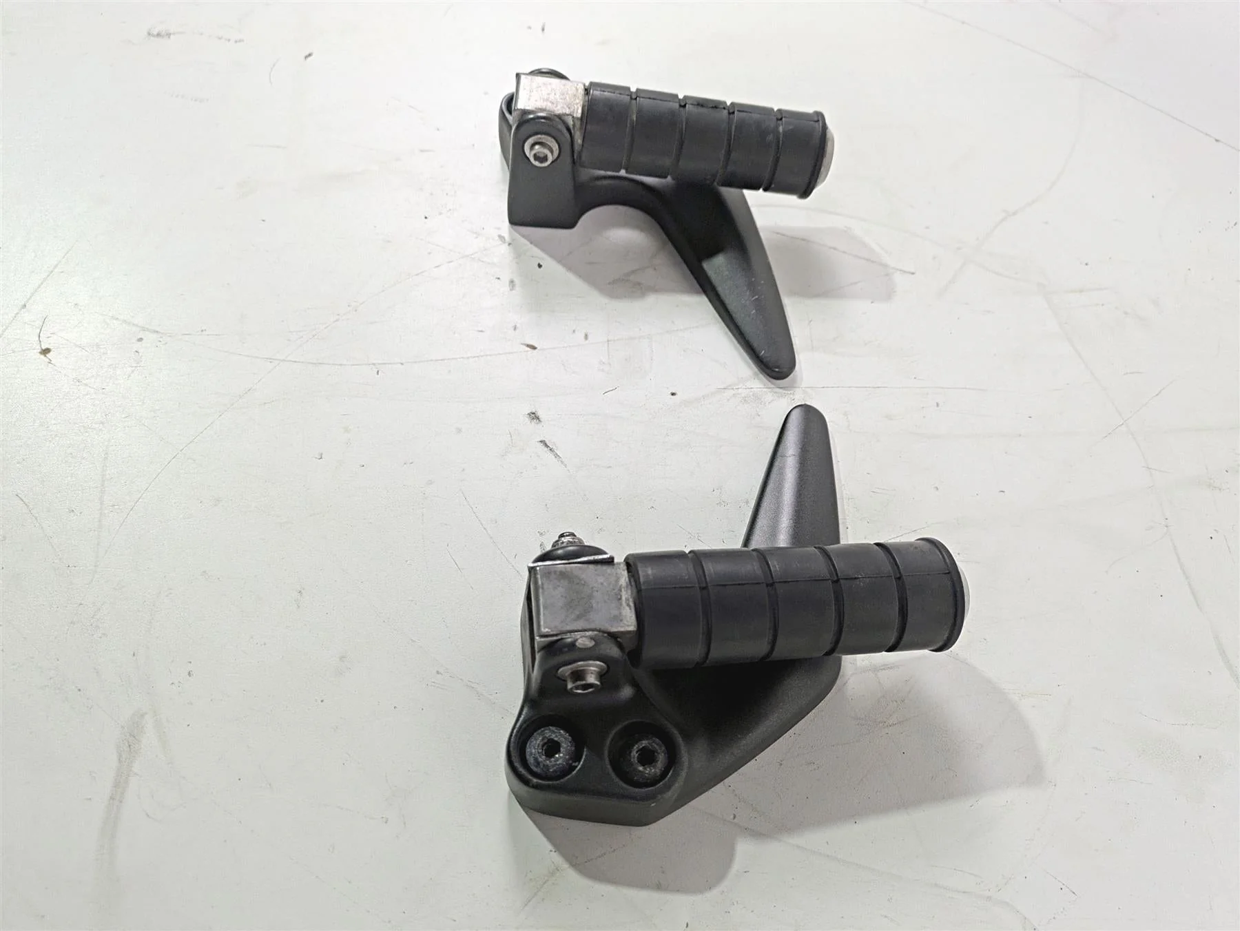 2008 Yamaha XVS1300 V-Star Tourer Rear Passenger Footpeg Set 3D8-27430-00-00 - Image 3