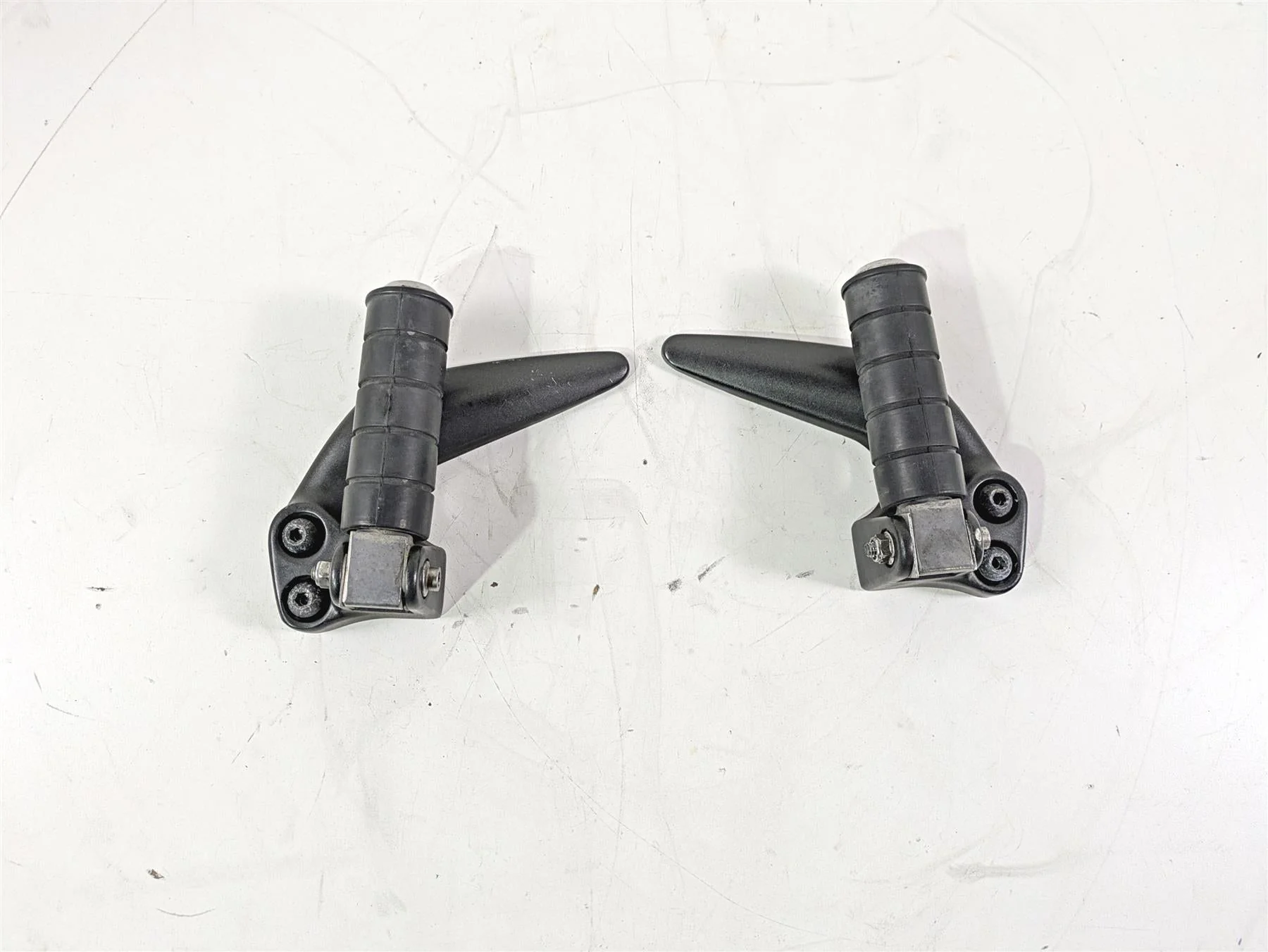 2008 Yamaha XVS1300 V-Star Tourer Rear Passenger Footpeg Set 3D8-27430-00-00 - Image 4